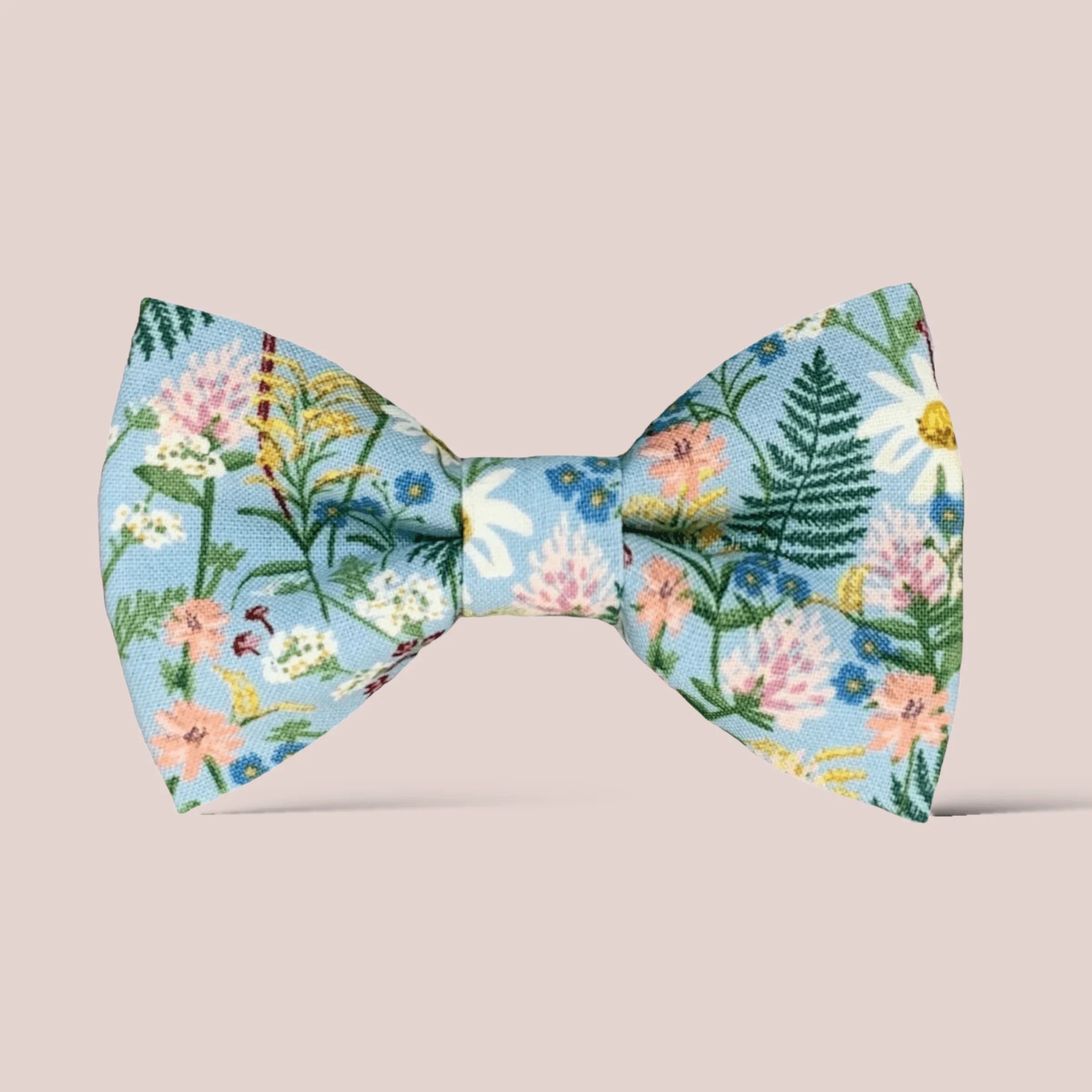 Size chart for hair bows from The Bold Bow Tie detailing dimensions across three sizes. Small is 3.5 inches wide. Medium is 4 inches wide. Large is 4.5 inches wide. Visual graphics illustrate the increasing scale of each bow with horizontal dotted arrows showing that the width is measured from side to side. Bottom text specifies that all hair bows come on alligator clips.