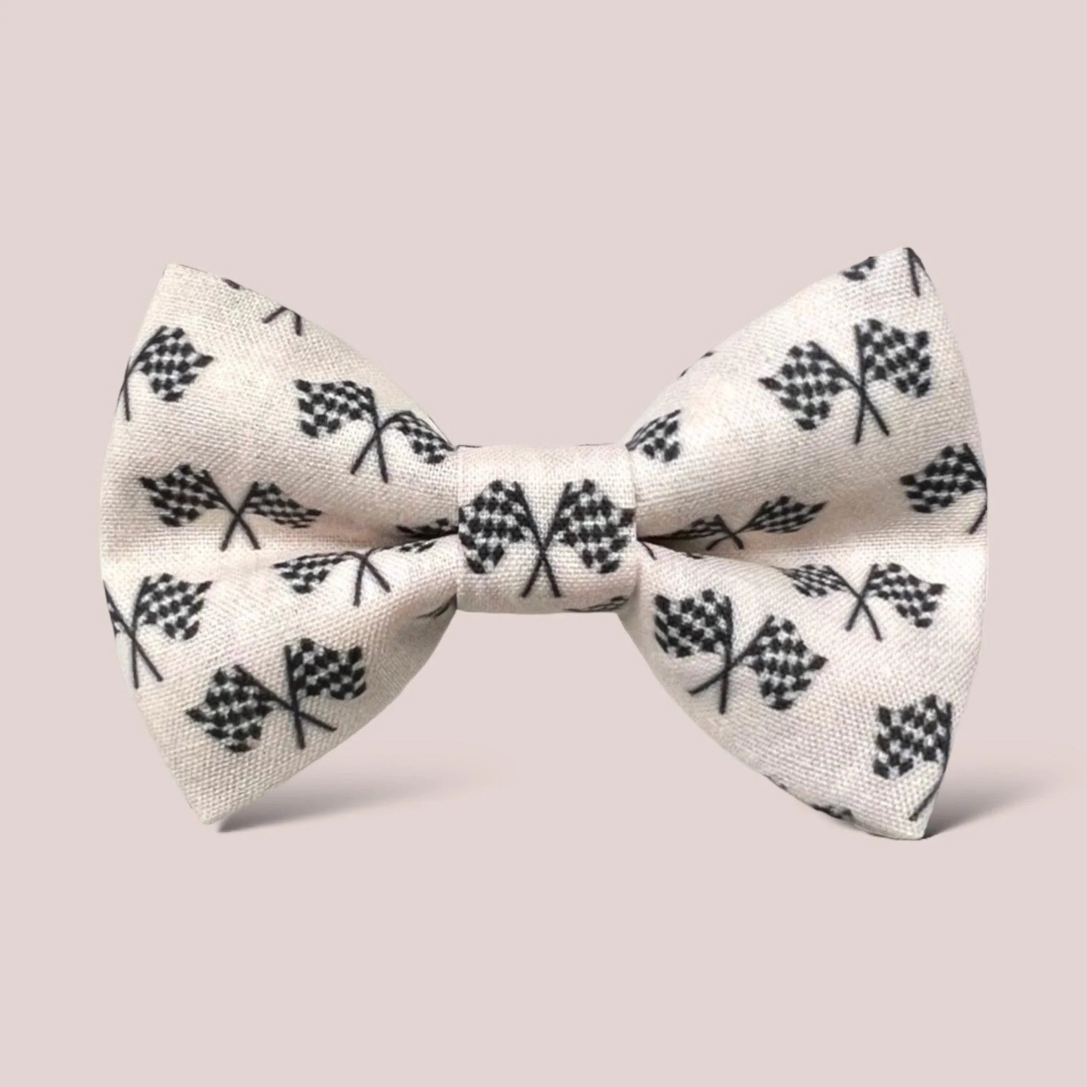 Size chart for hair bows from The Bold Bow Tie detailing dimensions across three sizes. Small is 3.5 inches wide. Medium is 4 inches wide. Large is 4.5 inches wide. Visual graphics illustrate the increasing scale of each bow with horizontal dotted arrows showing that the width is measured from side to side. Bottom text specifies that all hair bows come on alligator clips.