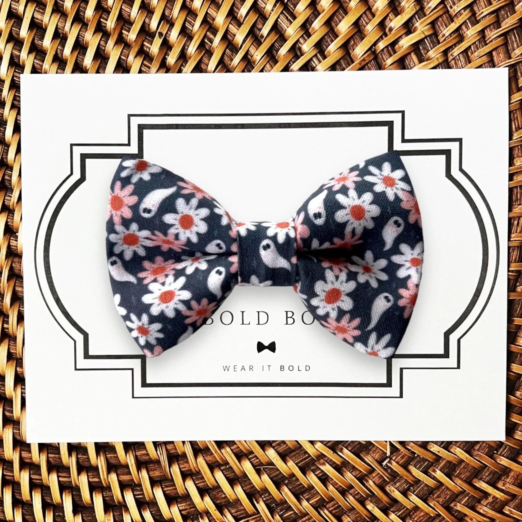 Dog bow tie size chart. Size Small is 3 1/2 inches wide for small dogs under 15 lbs. Size Medium is 4 inches wide for medium dogs between 15 band 40 lbs. Size Large is 4 1/2 inches wide for Large Dogs between 40 band 80 lbs. Size Extra Large is 5 1/2 inches wide for Extra Large Dogs over 80 lbs. Sizing is up to preference and pet bow ties slide on to dog collars with elastic.