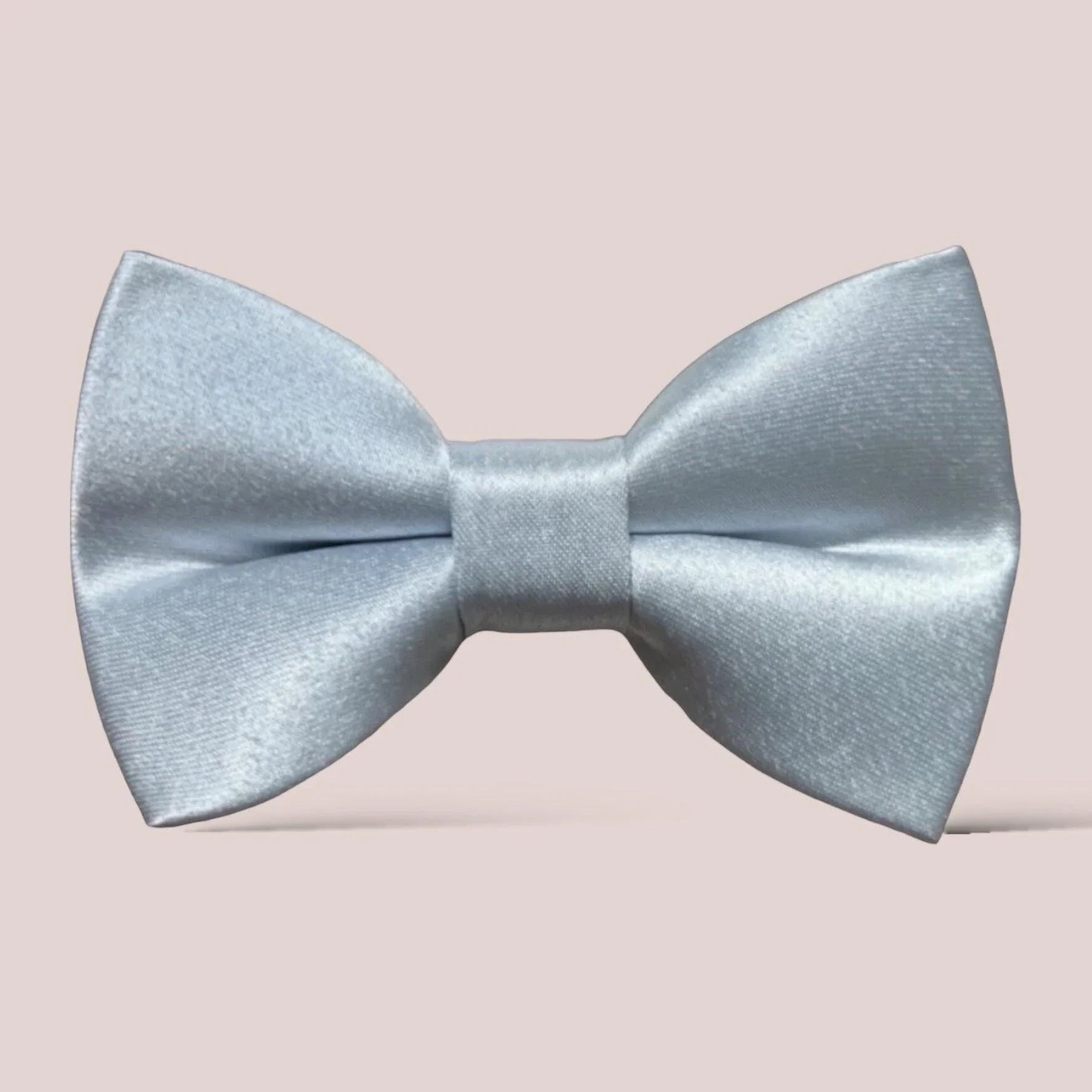 Size chart for hair bows from The Bold Bow Tie detailing dimensions across three sizes. Small is 3.5 inches wide. Medium is 4 inches wide. Large is 4.5 inches wide. Visual graphics illustrate the increasing scale of each bow with horizontal dotted arrows showing that the width is measured from side to side. Bottom text specifies that all hair bows come on alligator clips.