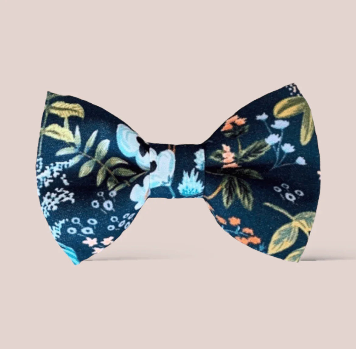 Size chart for hair bows from The Bold Bow Tie detailing dimensions across three sizes. Small is 3.5 inches wide. Medium is 4 inches wide. Large is 4.5 inches wide. Visual graphics illustrate the increasing scale of each bow with horizontal dotted arrows showing that the width is measured from side to side. Bottom text specifies that all hair bows come on alligator clips.