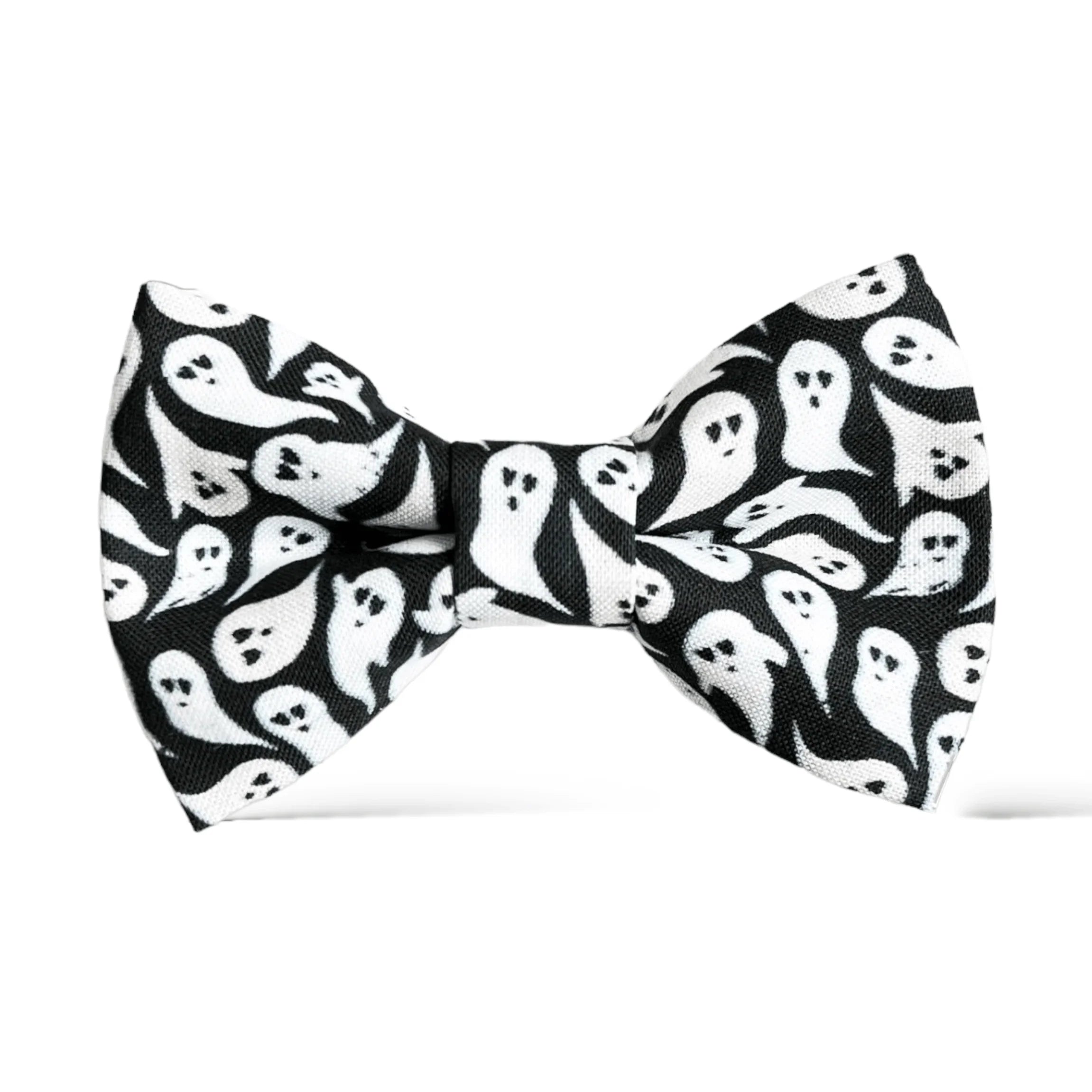 Size chart for pre-tied bow ties from The Bold Bow Tie detailing measurements across three sizes. Small is 3.5 inches wide and recommended for ages 6 months to 5 years. Medium is 4 inches wide and recommended for ages 6 to 12 years. Large is 4.5 inches wide and recommended for ages 13 years and up. Visual icons illustrate the relative sizes with horizontal arrows showing that width is measured from wingtip to wingtip. Bottom text notes that all bow ties are pre-tied and ready to add to your outfit.