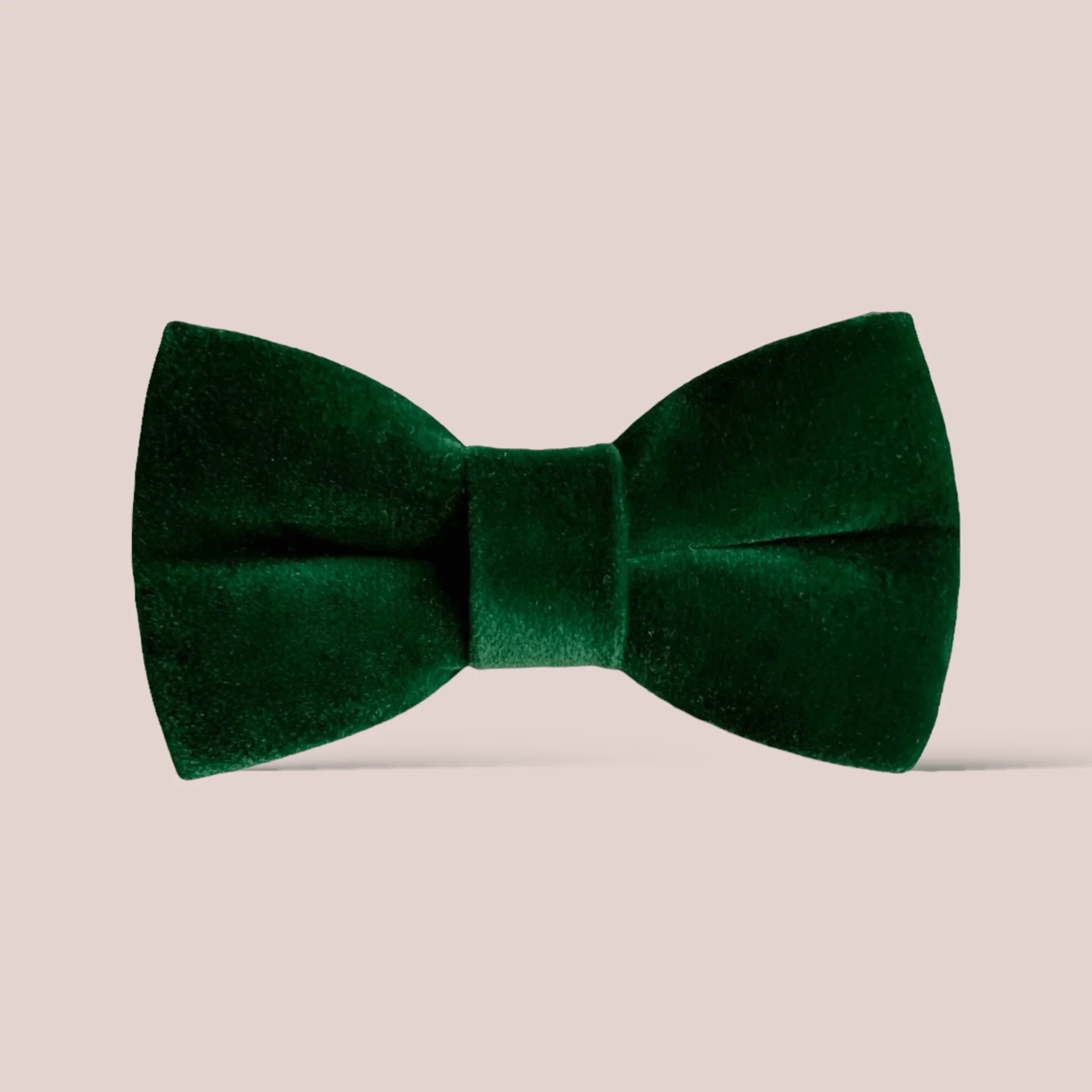 Size chart for hair bows from The Bold Bow Tie detailing dimensions across three sizes. Small is 3.5 inches wide. Medium is 4 inches wide. Large is 4.5 inches wide. Visual graphics illustrate the increasing scale of each bow with horizontal dotted arrows showing that the width is measured from side to side. Bottom text specifies that all hair bows come on alligator clips.
