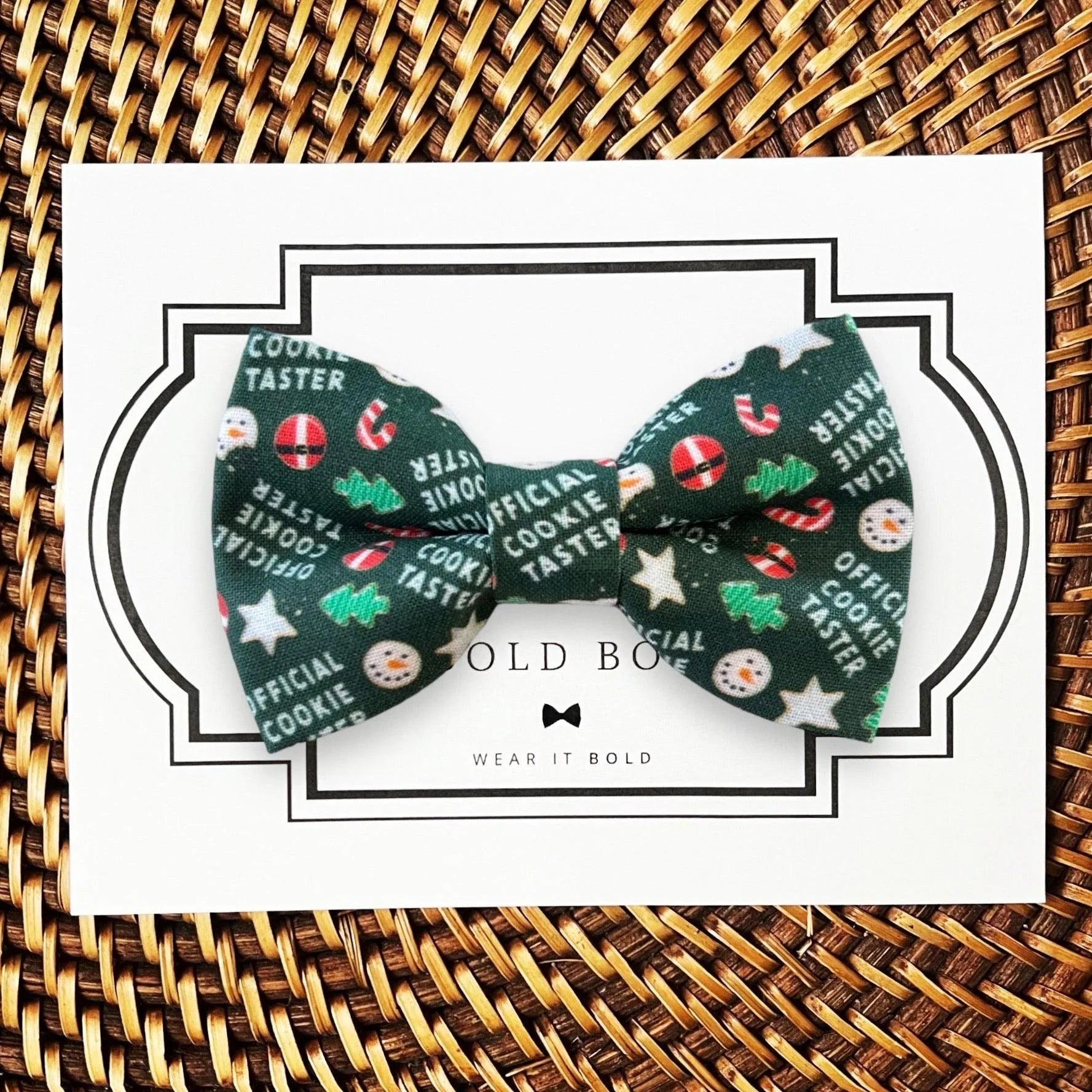 Dog bow tie size chart. Size Small is 3 1/2 inches wide for small dogs under 15 lbs. Size Medium is 4 inches wide for medium dogs between 15 band 40 lbs. Size Large is 4 1/2 inches wide for Large Dogs between 40 band 80 lbs. Size Extra Large is 5 1/2 inches wide for Extra Large Dogs over 80 lbs. Sizing is up to preference and pet bow ties slide on to dog collars with elastic.