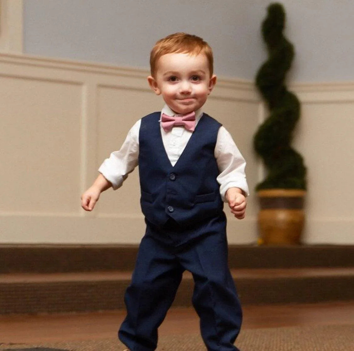 The Bold Bow Tie size chart for bow tie and suspender sets showing Small, Medium, Adult, and Big & Tall sizes with typical age ranges, suspender lengths, and bow tie widths. Small fits ages 6 months–6 years with 18–29 inch suspenders and a 3.5 inch bow tie; Medium fits ages 7–12 years with 25.5–40 inch suspenders and a 4 inch bow tie; Adult fits ages 13 years–6 feet tall with 25.5–40 inch suspenders and a 4.5 inch bow tie; Big & Tall fits over 6 feet tall with 31–53 inch suspenders and a 4.5 inch bow tie.