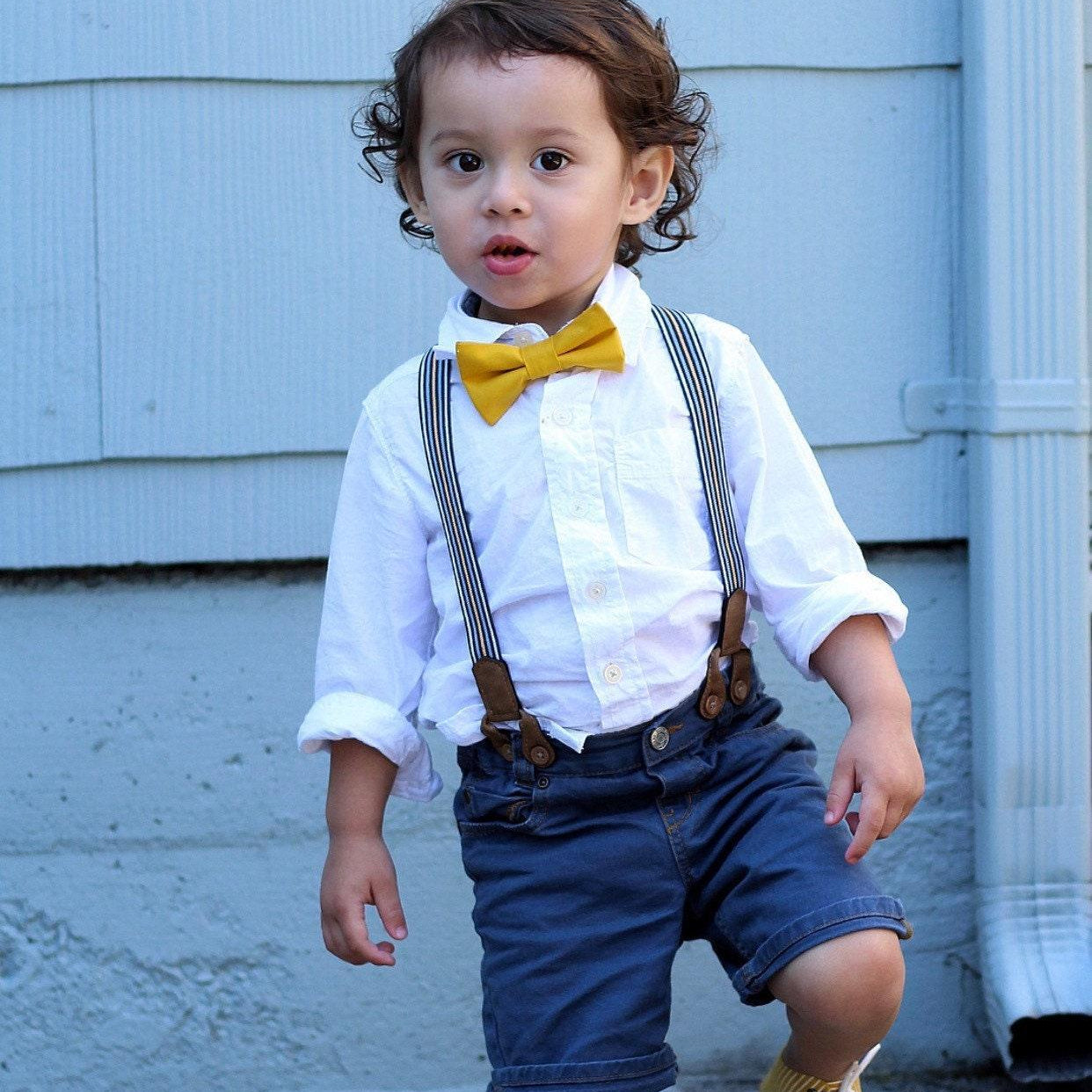 Size chart for suspender and bow tie sets from The Bold Bow Tie. Small (6mo-6yr): 18"-29" suspenders, 3.5" bow. Medium (7-12yr): 25.5"-40" suspenders, 4" bow. Adult (13yr-6ft tall): 25.5"-40" suspenders, 4.5" bow. Big & Tall (Over 6ft tall): 31"-53" suspenders, 4.5" bow. Instructions note to measure from the back waistband over the shoulder to the front waistband for a comfortable fit.