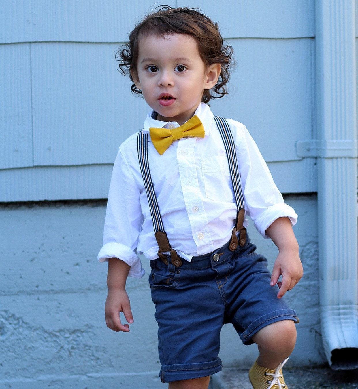Size chart for suspender and bow tie sets from The Bold Bow Tie. Small (6mo-6yr): 18"-29" suspenders, 3.5" bow. Medium (7-12yr): 25.5"-40" suspenders, 4" bow. Adult (13yr-6ft tall): 25.5"-40" suspenders, 4.5" bow. Big & Tall (Over 6ft tall): 31"-53" suspenders, 4.5" bow. Instructions note to measure from the back waistband over the shoulder to the front waistband for a comfortable fit.