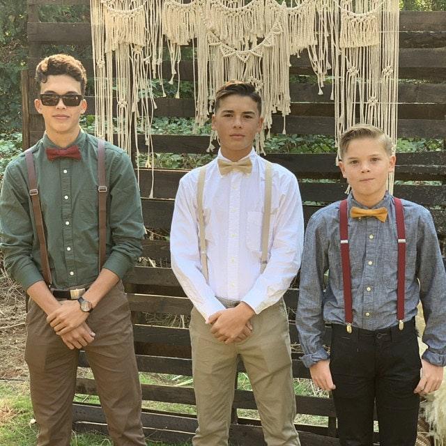 Size chart for suspender and bow tie sets from The Bold Bow Tie. Small (6mo-6yr): 18"-29" suspenders, 3.5" bow. Medium (7-12yr): 25.5"-40" suspenders, 4" bow. Adult (13yr-6ft tall): 25.5"-40" suspenders, 4.5" bow. Big & Tall (Over 6ft tall): 31"-53" suspenders, 4.5" bow. Instructions note to measure from the back waistband over the shoulder to the front waistband for a comfortable fit.