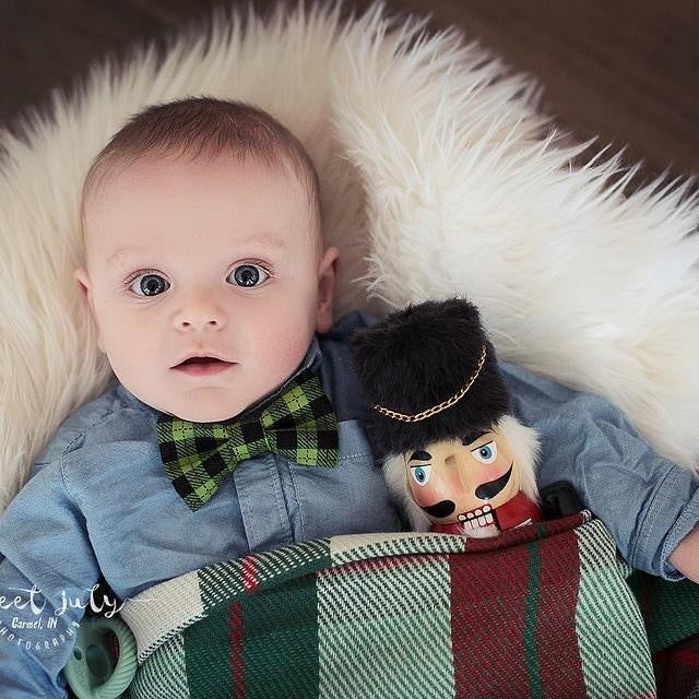 Size chart for suspender and bow tie sets from The Bold Bow Tie. Small (6mo-6yr): 18"-29" suspenders, 3.5" bow. Medium (7-12yr): 25.5"-40" suspenders, 4" bow. Adult (13yr-6ft tall): 25.5"-40" suspenders, 4.5" bow. Big & Tall (Over 6ft tall): 31"-53" suspenders, 4.5" bow. Instructions note to measure from the back waistband over the shoulder to the front waistband for a comfortable fit.
