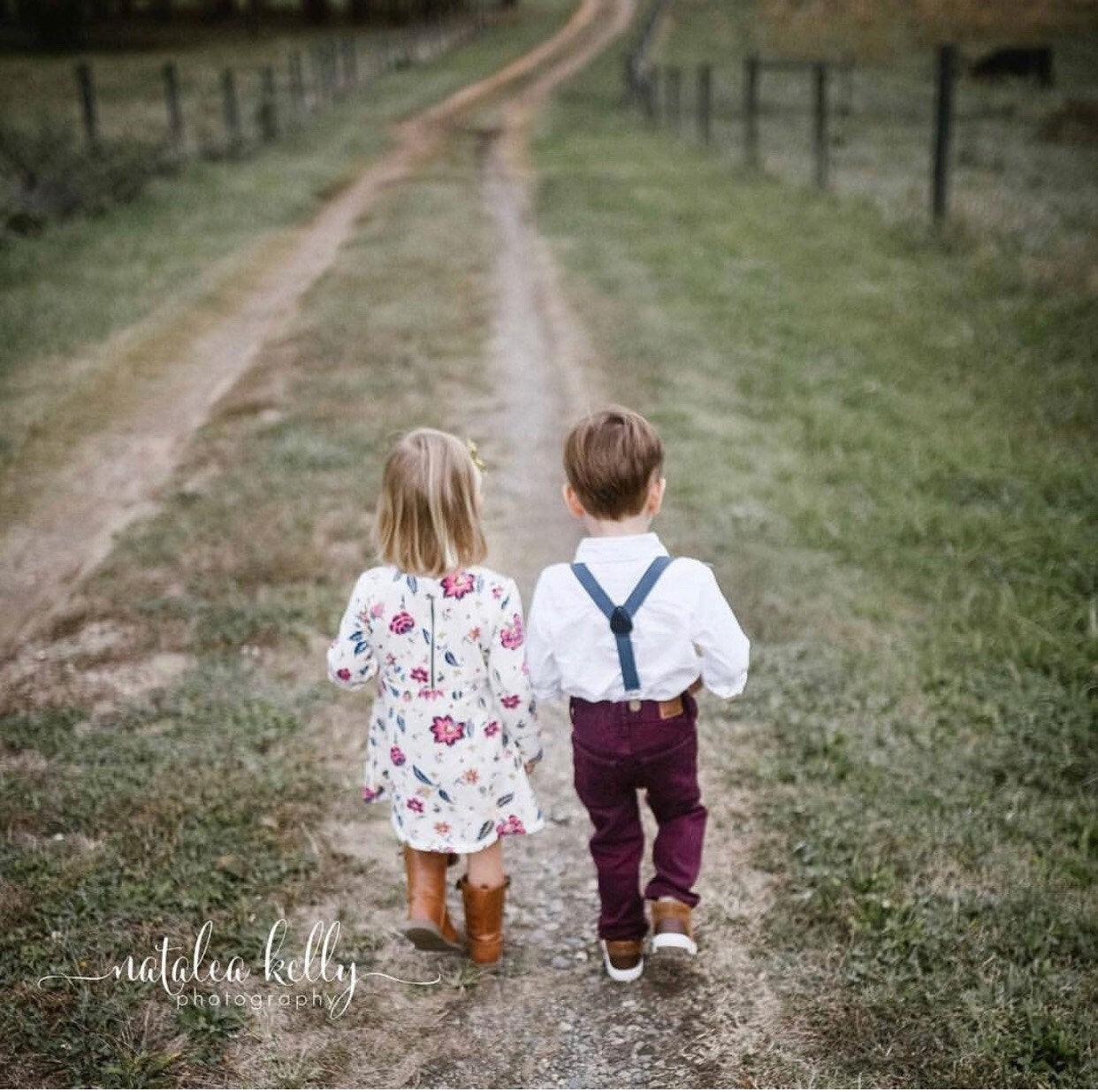 Size chart for suspender and bow tie sets from The Bold Bow Tie. Small (6mo-6yr): 18"-29" suspenders, 3.5" bow. Medium (7-12yr): 25.5"-40" suspenders, 4" bow. Adult (13yr-6ft tall): 25.5"-40" suspenders, 4.5" bow. Big & Tall (Over 6ft tall): 31"-53" suspenders, 4.5" bow. Instructions note to measure from the back waistband over the shoulder to the front waistband for a comfortable fit.