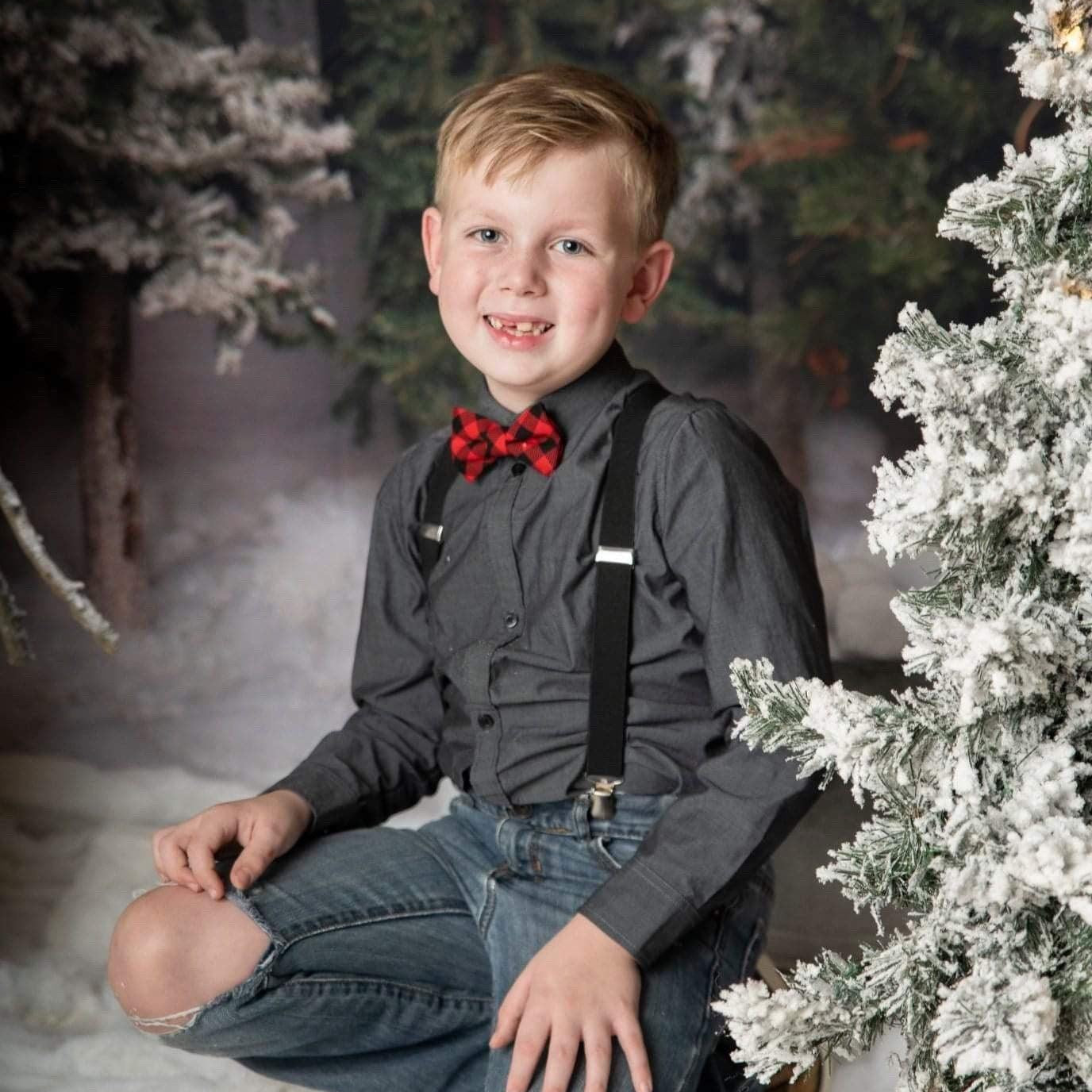 The Bold Bow Tie size chart for bow tie and suspender sets showing Small, Medium, Adult, and Big & Tall sizes with typical age ranges, suspender lengths, and bow tie widths. Small fits ages 6 months–6 years with 18–29 inch suspenders and a 3.5 inch bow tie; Medium fits ages 7–12 years with 25.5–40 inch suspenders and a 4 inch bow tie; Adult fits ages 13 years–6 feet tall with 25.5–40 inch suspenders and a 4.5 inch bow tie; Big & Tall fits over 6 feet tall with 31–53 inch suspenders and a 4.5 inch bow tie.
