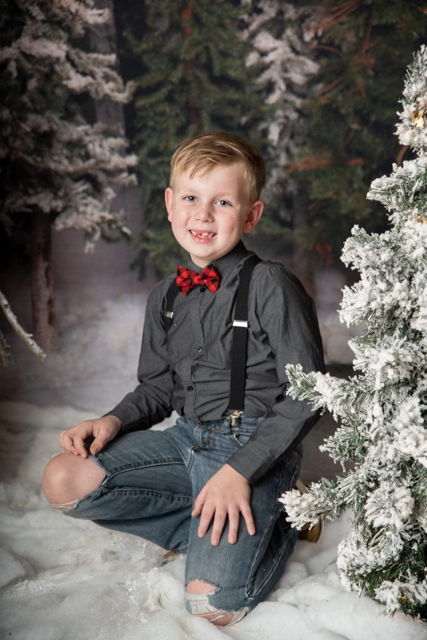 The Bold Bow Tie size chart for bow tie and suspender sets showing Small, Medium, Adult, and Big & Tall sizes with typical age ranges, suspender lengths, and bow tie widths. Small fits ages 6 months–6 years with 18–29 inch suspenders and a 3.5 inch bow tie; Medium fits ages 7–12 years with 25.5–40 inch suspenders and a 4 inch bow tie; Adult fits ages 13 years–6 feet tall with 25.5–40 inch suspenders and a 4.5 inch bow tie; Big & Tall fits over 6 feet tall with 31–53 inch suspenders and a 4.5 inch bow tie.
