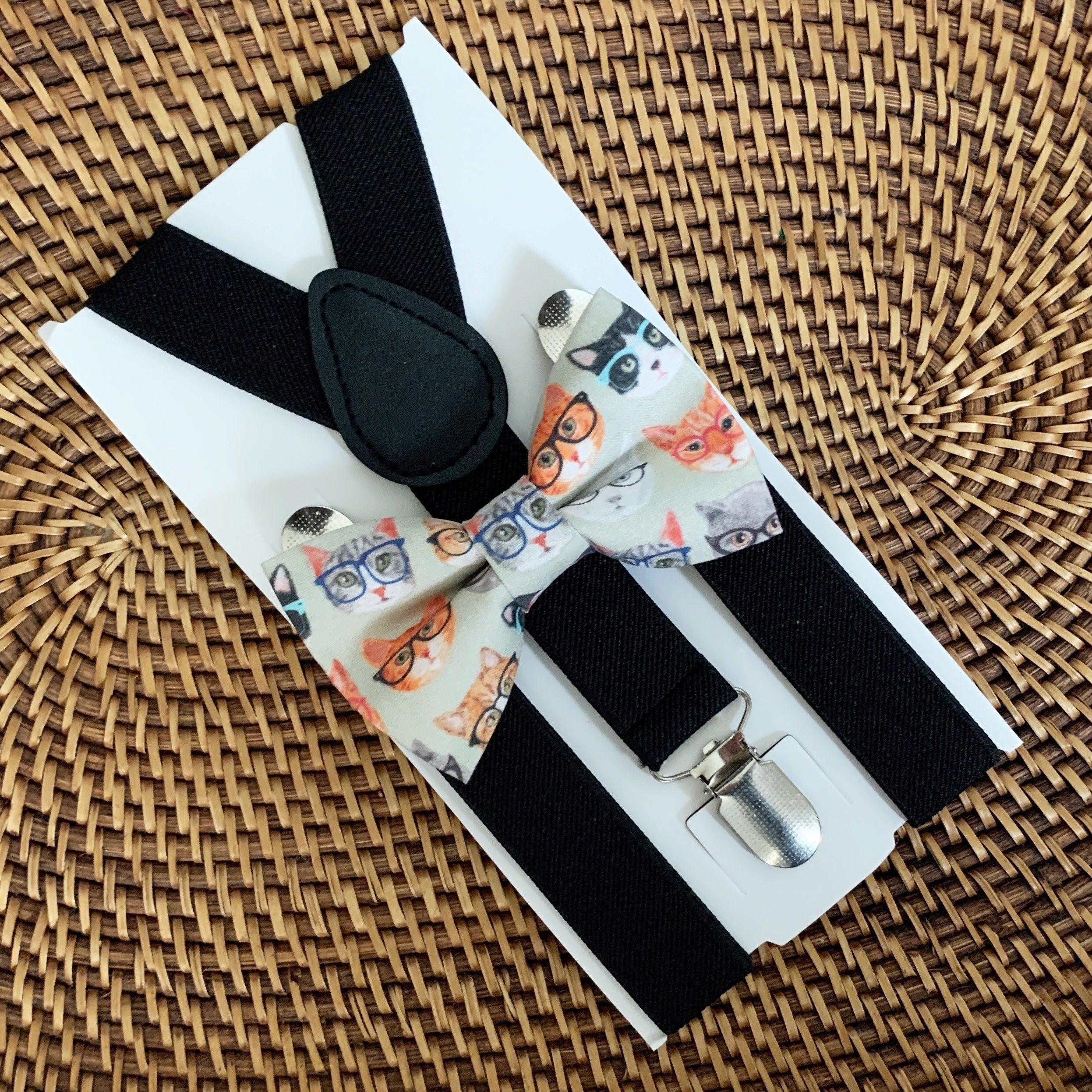 Size chart for suspender and bow tie sets from The Bold Bow Tie. Small (6mo-6yr): 18"-29" suspenders, 3.5" bow. Medium (7-12yr): 25.5"-40" suspenders, 4" bow. Adult (13yr-6ft tall): 25.5"-40" suspenders, 4.5" bow. Big & Tall (Over 6ft tall): 31"-53" suspenders, 4.5" bow. Instructions note to measure from the back waistband over the shoulder to the front waistband for a comfortable fit.