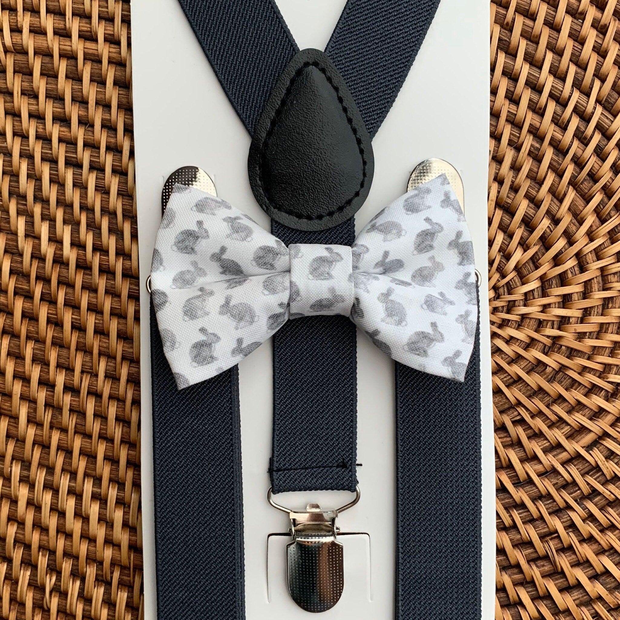 Size chart for suspender and bow tie sets from The Bold Bow Tie. Small (6mo-6yr): 18"-29" suspenders, 3.5" bow. Medium (7-12yr): 25.5"-40" suspenders, 4" bow. Adult (13yr-6ft tall): 25.5"-40" suspenders, 4.5" bow. Big & Tall (Over 6ft tall): 31"-53" suspenders, 4.5" bow. Instructions note to measure from the back waistband over the shoulder to the front waistband for a comfortable fit.
