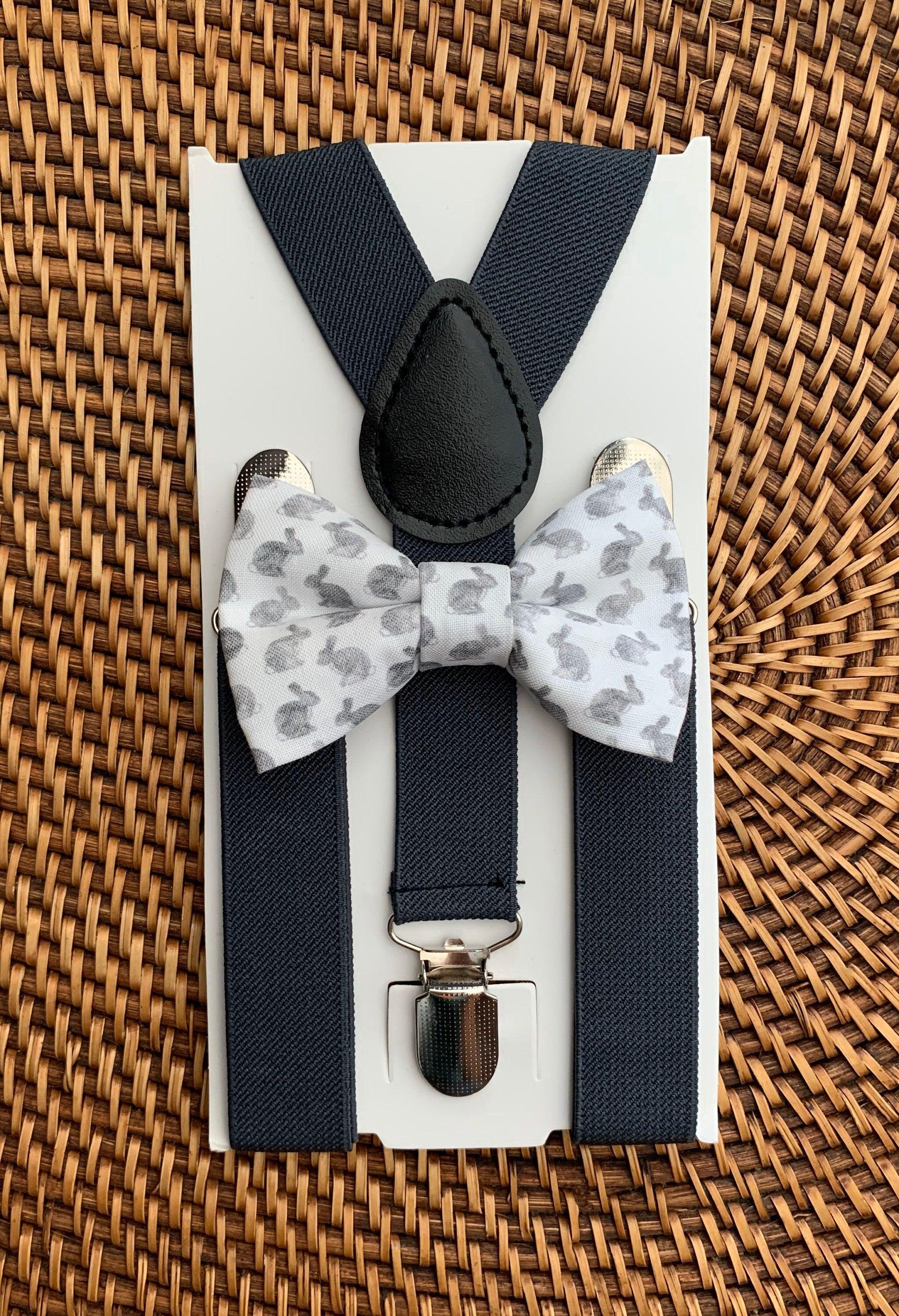 Size chart for suspender and bow tie sets from The Bold Bow Tie. Small (6mo-6yr): 18"-29" suspenders, 3.5" bow. Medium (7-12yr): 25.5"-40" suspenders, 4" bow. Adult (13yr-6ft tall): 25.5"-40" suspenders, 4.5" bow. Big & Tall (Over 6ft tall): 31"-53" suspenders, 4.5" bow. Instructions note to measure from the back waistband over the shoulder to the front waistband for a comfortable fit.