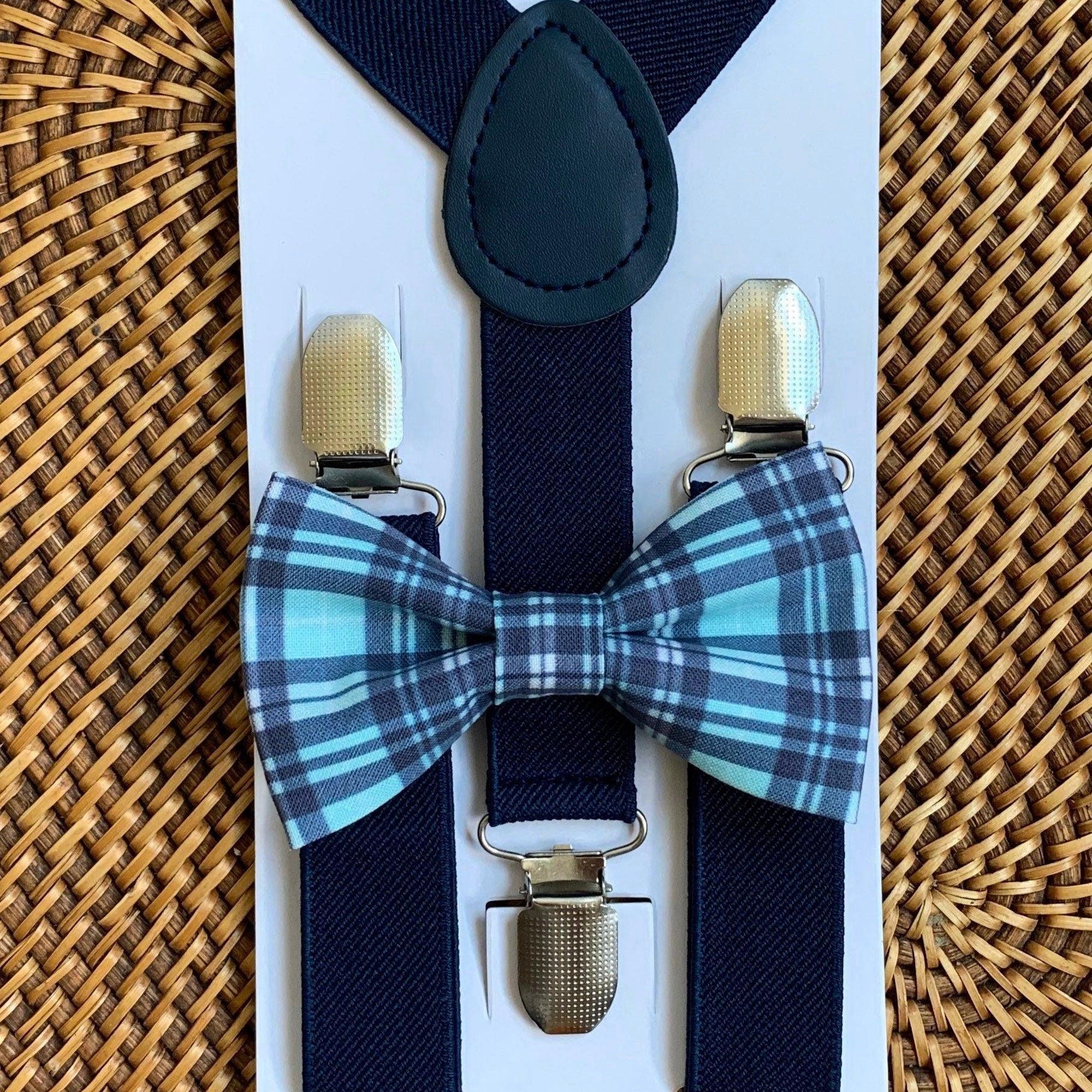 Size chart for suspender and bow tie sets from The Bold Bow Tie. Small (6mo-6yr): 18"-29" suspenders, 3.5" bow. Medium (7-12yr): 25.5"-40" suspenders, 4" bow. Adult (13yr-6ft tall): 25.5"-40" suspenders, 4.5" bow. Big & Tall (Over 6ft tall): 31"-53" suspenders, 4.5" bow. Instructions note to measure from the back waistband over the shoulder to the front waistband for a comfortable fit.