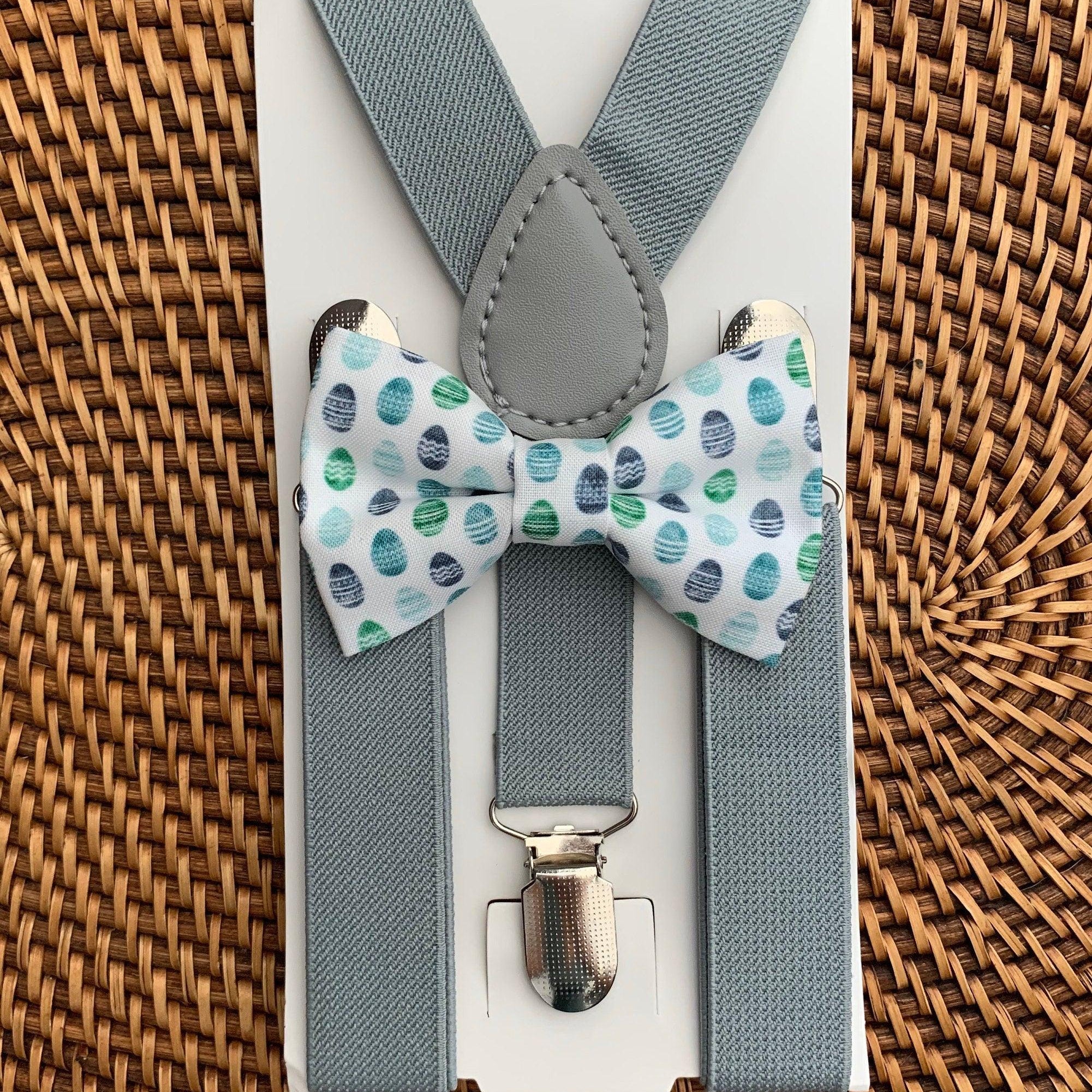 Size chart for suspender and bow tie sets from The Bold Bow Tie. Small (6mo-6yr): 18"-29" suspenders, 3.5" bow. Medium (7-12yr): 25.5"-40" suspenders, 4" bow. Adult (13yr-6ft tall): 25.5"-40" suspenders, 4.5" bow. Big & Tall (Over 6ft tall): 31"-53" suspenders, 4.5" bow. Instructions note to measure from the back waistband over the shoulder to the front waistband for a comfortable fit.
