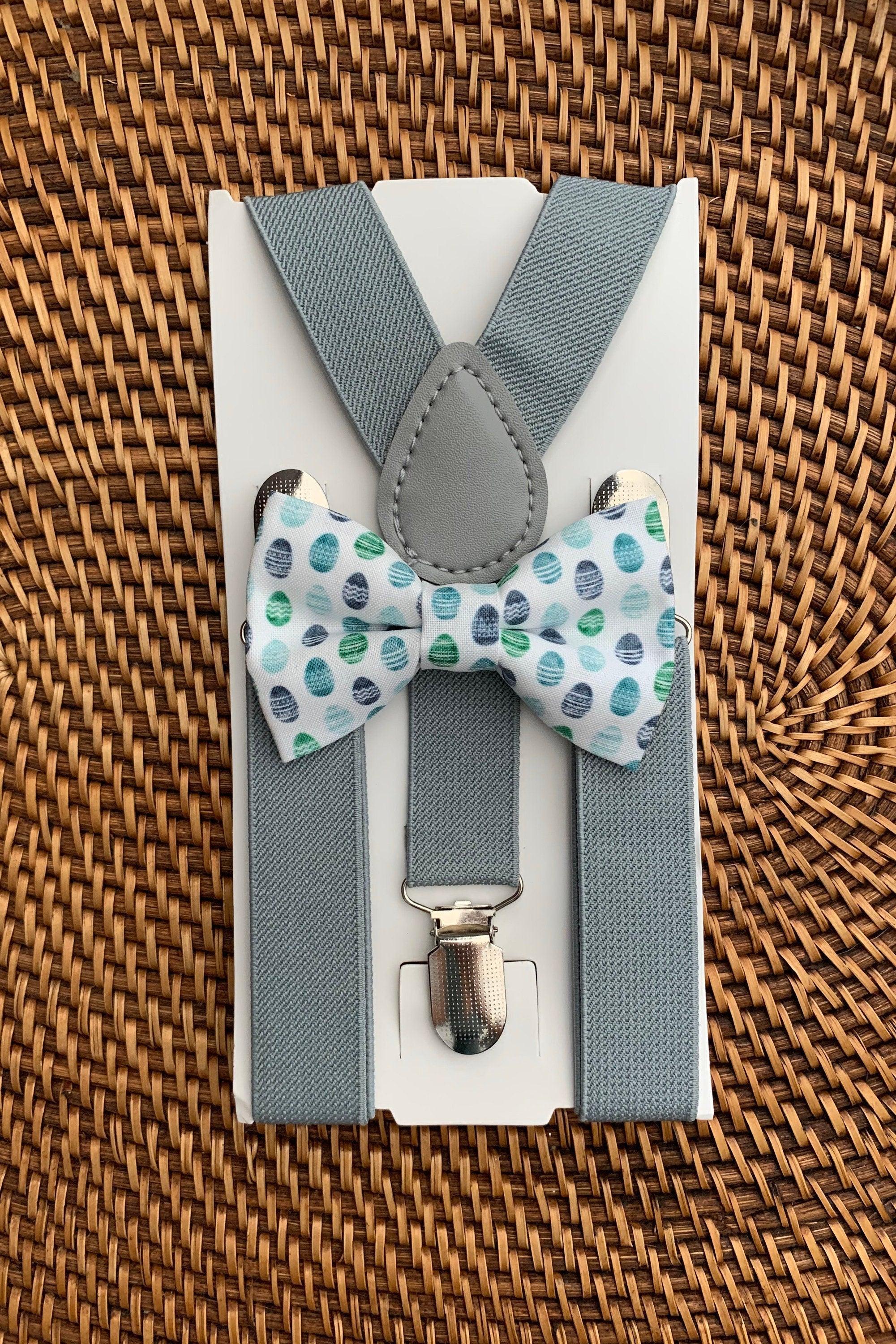 Size chart for suspender and bow tie sets from The Bold Bow Tie. Small (6mo-6yr): 18"-29" suspenders, 3.5" bow. Medium (7-12yr): 25.5"-40" suspenders, 4" bow. Adult (13yr-6ft tall): 25.5"-40" suspenders, 4.5" bow. Big & Tall (Over 6ft tall): 31"-53" suspenders, 4.5" bow. Instructions note to measure from the back waistband over the shoulder to the front waistband for a comfortable fit.