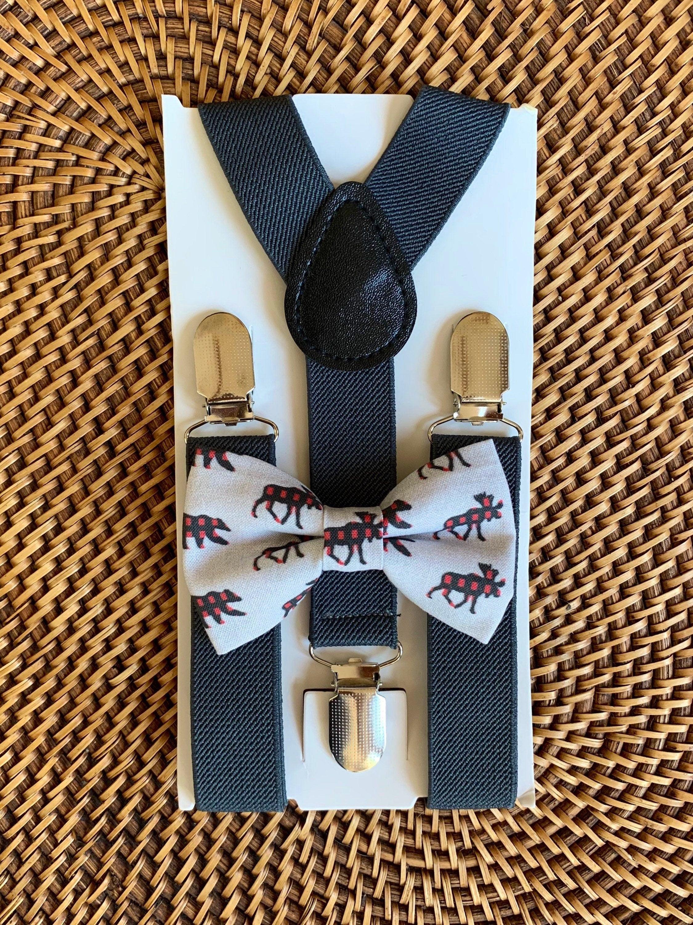 The Bold Bow Tie size chart for bow tie and suspender sets showing Small, Medium, Adult, and Big & Tall sizes with typical age ranges, suspender lengths, and bow tie widths. Small fits ages 6 months–6 years with 18–29 inch suspenders and a 3.5 inch bow tie; Medium fits ages 7–12 years with 25.5–40 inch suspenders and a 4 inch bow tie; Adult fits ages 13 years–6 feet tall with 25.5–40 inch suspenders and a 4.5 inch bow tie; Big & Tall fits over 6 feet tall with 31–53 inch suspenders and a 4.5 inch bow tie.