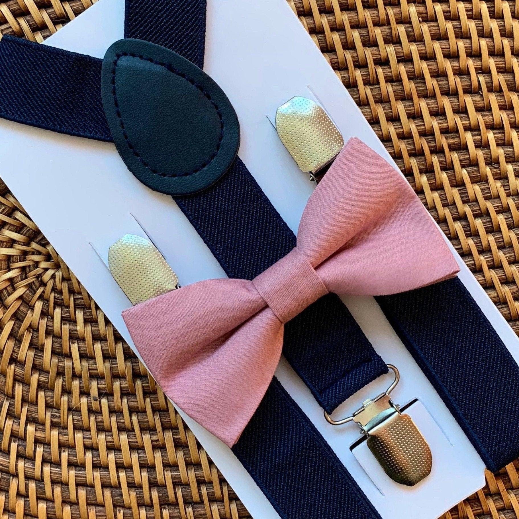 Size chart for suspender and bow tie sets from The Bold Bow Tie. Small (6mo-6yr): 18"-29" suspenders, 3.5" bow. Medium (7-12yr): 25.5"-40" suspenders, 4" bow. Adult (13yr-6ft tall): 25.5"-40" suspenders, 4.5" bow. Big & Tall (Over 6ft tall): 31"-53" suspenders, 4.5" bow. Instructions note to measure from the back waistband over the shoulder to the front waistband for a comfortable fit.