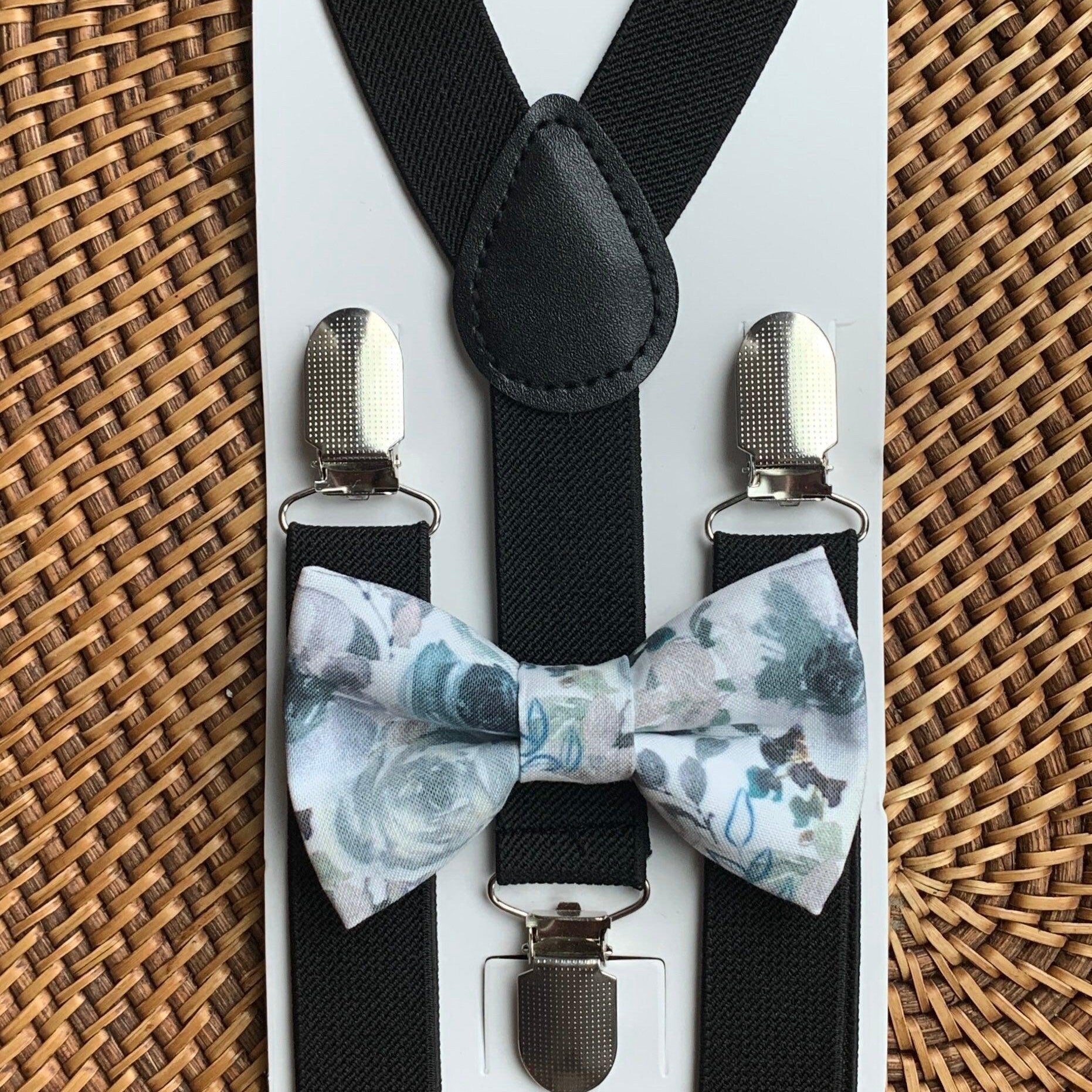 Size chart for suspender and bow tie sets from The Bold Bow Tie. Small (6mo-6yr): 18"-29" suspenders, 3.5" bow. Medium (7-12yr): 25.5"-40" suspenders, 4" bow. Adult (13yr-6ft tall): 25.5"-40" suspenders, 4.5" bow. Big & Tall (Over 6ft tall): 31"-53" suspenders, 4.5" bow. Instructions note to measure from the back waistband over the shoulder to the front waistband for a comfortable fit.