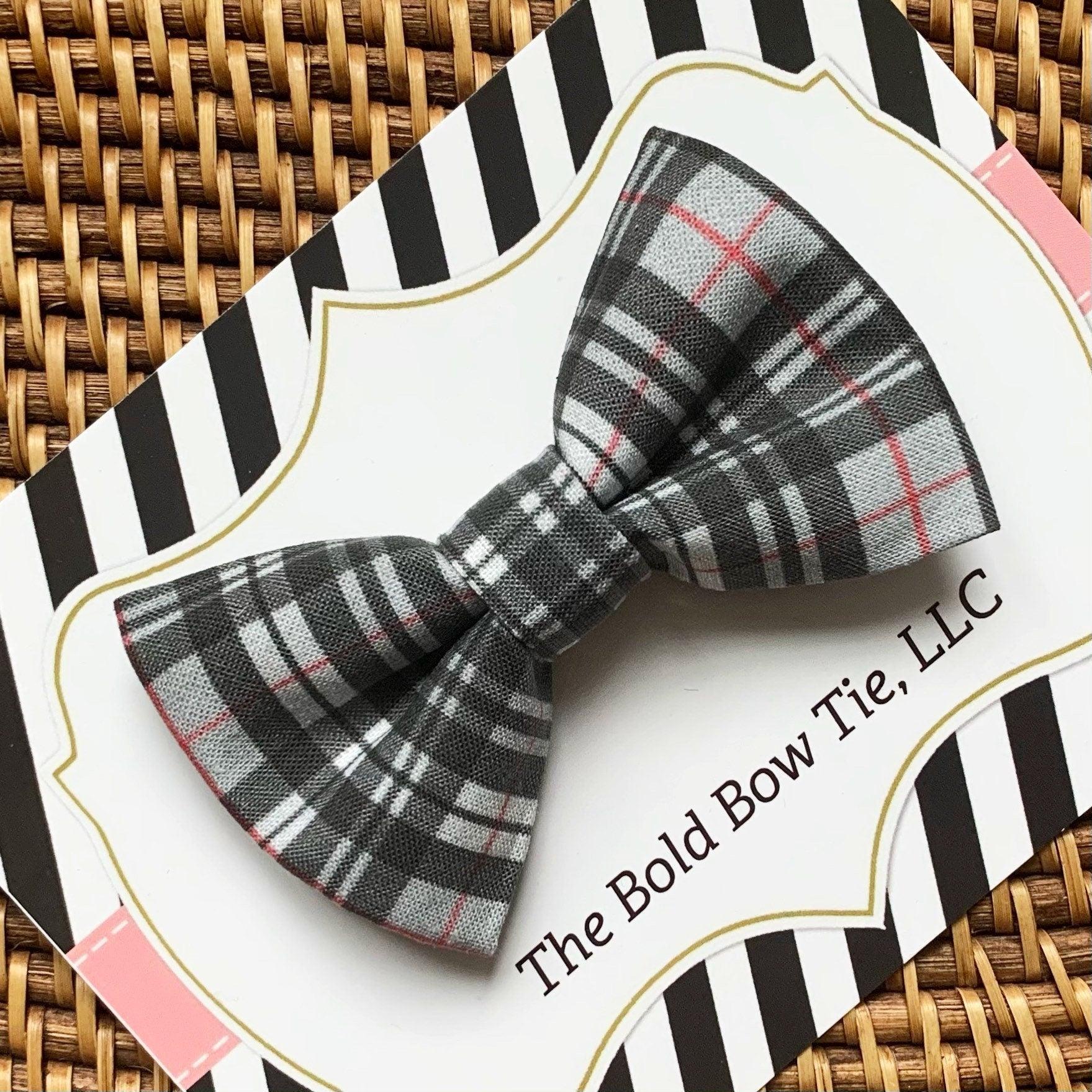 Dog bow tie size chart. Size Small is 3 1/2 inches wide for small dogs under 15 lbs. Size Medium is 4 inches wide for medium dogs between 15 band 40 lbs. Size Large is 4 1/2 inches wide for Large Dogs between 40 band 80 lbs. Size Extra Large is 5 1/2 inches wide for Extra Large Dogs over 80 lbs. Sizing is up to preference and pet bow ties slide on to dog collars with elastic.