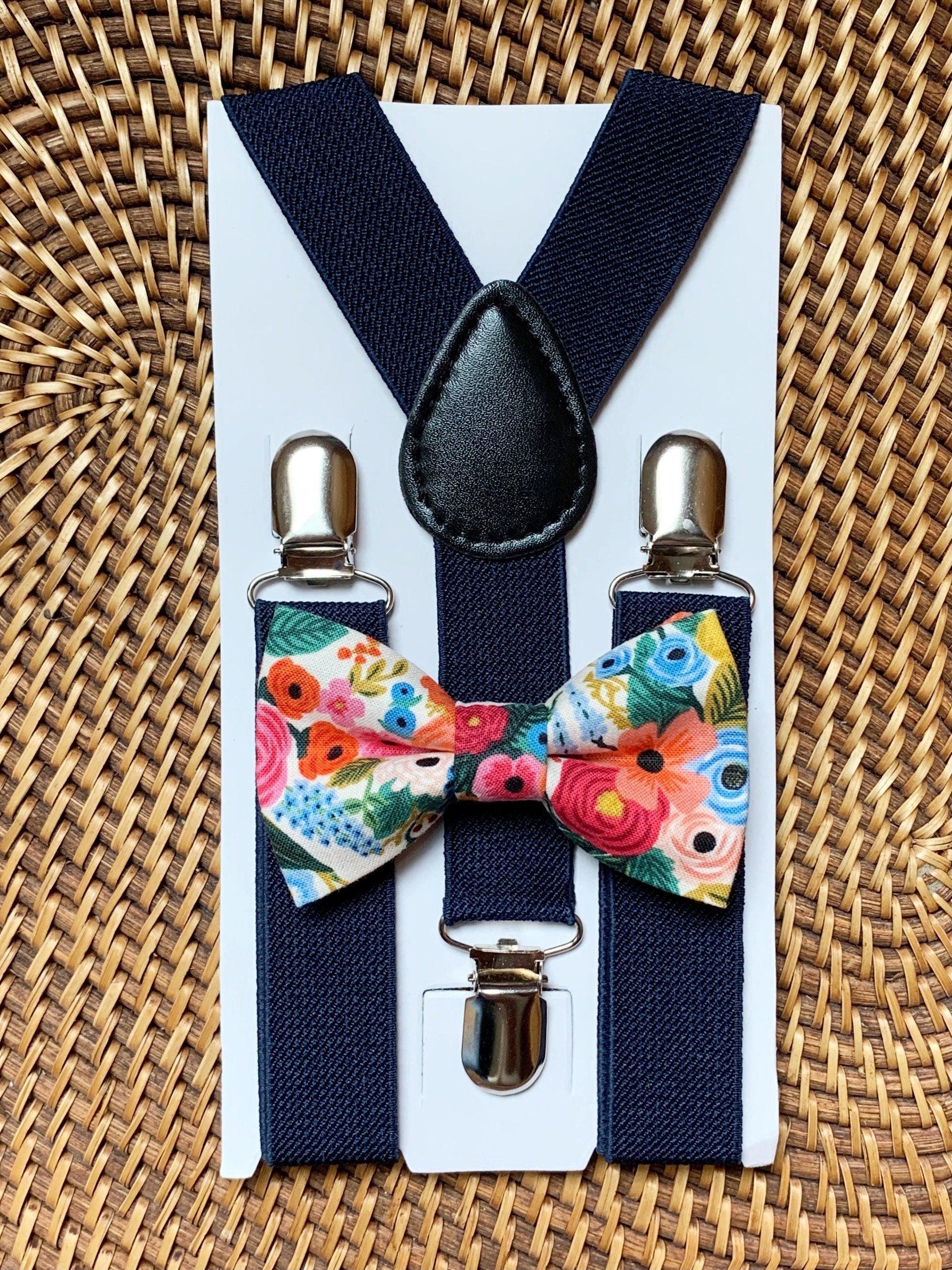 Size chart for suspender and bow tie sets from The Bold Bow Tie. Small (6mo-6yr): 18"-29" suspenders, 3.5" bow. Medium (7-12yr): 25.5"-40" suspenders, 4" bow. Adult (13yr-6ft tall): 25.5"-40" suspenders, 4.5" bow. Big & Tall (Over 6ft tall): 31"-53" suspenders, 4.5" bow. Instructions note to measure from the back waistband over the shoulder to the front waistband for a comfortable fit.