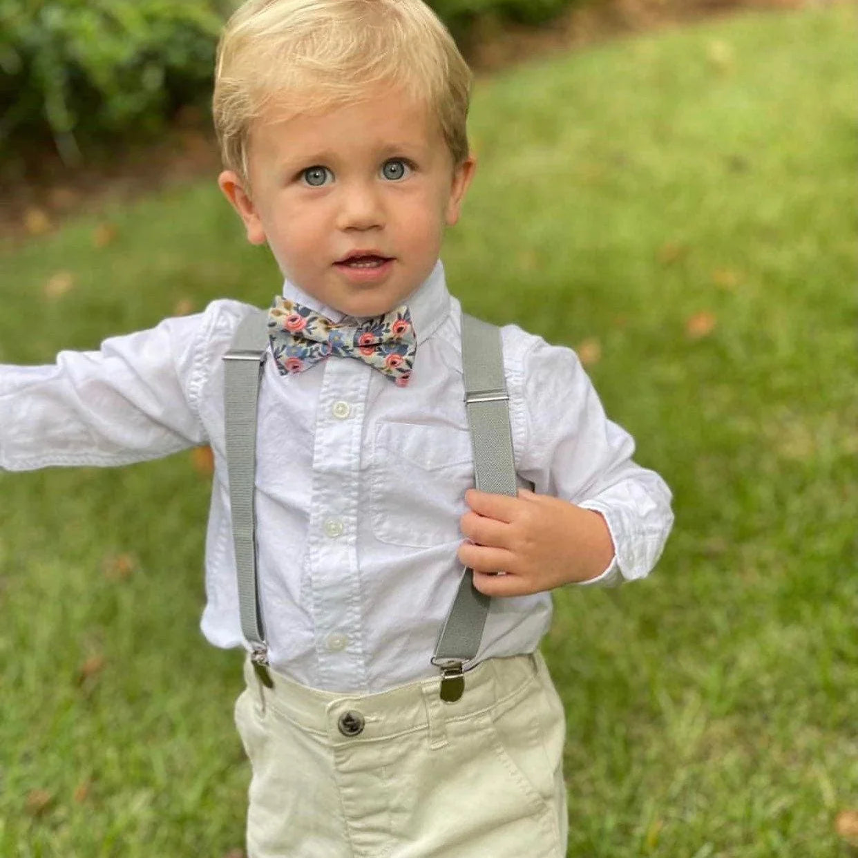 Size chart for suspender and bow tie sets from The Bold Bow Tie. Small (6mo-6yr): 18"-29" suspenders, 3.5" bow. Medium (7-12yr): 25.5"-40" suspenders, 4" bow. Adult (13yr-6ft tall): 25.5"-40" suspenders, 4.5" bow. Big & Tall (Over 6ft tall): 31"-53" suspenders, 4.5" bow. Instructions note to measure from the back waistband over the shoulder to the front waistband for a comfortable fit.