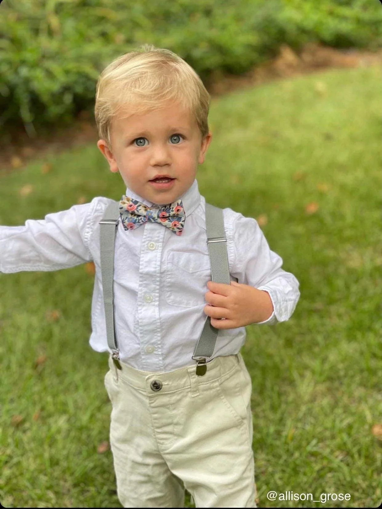 Size chart for suspender and bow tie sets from The Bold Bow Tie. Small (6mo-6yr): 18"-29" suspenders, 3.5" bow. Medium (7-12yr): 25.5"-40" suspenders, 4" bow. Adult (13yr-6ft tall): 25.5"-40" suspenders, 4.5" bow. Big & Tall (Over 6ft tall): 31"-53" suspenders, 4.5" bow. Instructions note to measure from the back waistband over the shoulder to the front waistband for a comfortable fit.