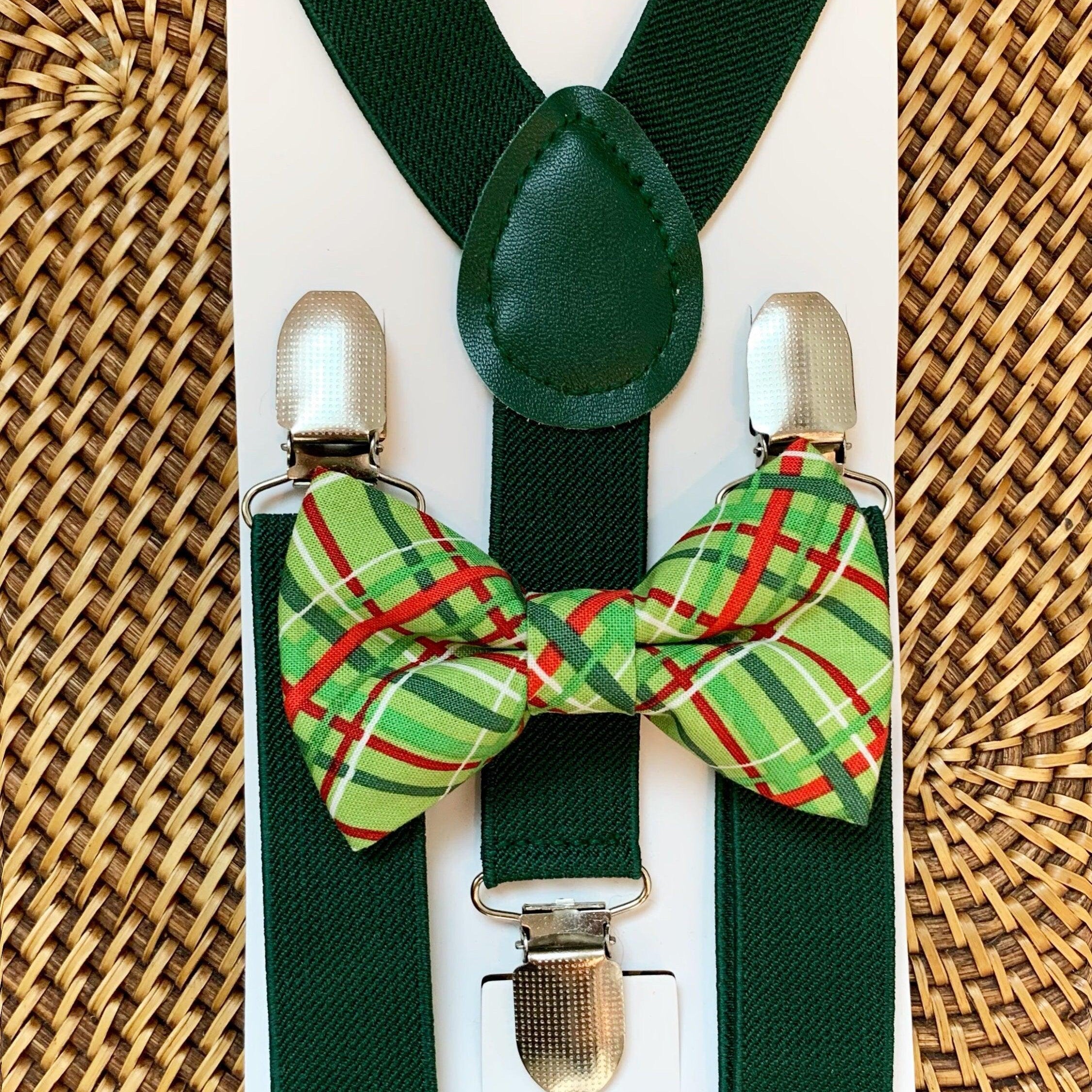 The Bold Bow Tie size chart for bow tie and suspender sets showing Small, Medium, Adult, and Big & Tall sizes with typical age ranges, suspender lengths, and bow tie widths. Small fits ages 6 months–6 years with 18–29 inch suspenders and a 3.5 inch bow tie; Medium fits ages 7–12 years with 25.5–40 inch suspenders and a 4 inch bow tie; Adult fits ages 13 years–6 feet tall with 25.5–40 inch suspenders and a 4.5 inch bow tie; Big & Tall fits over 6 feet tall with 31–53 inch suspenders and a 4.5 inch bow tie.