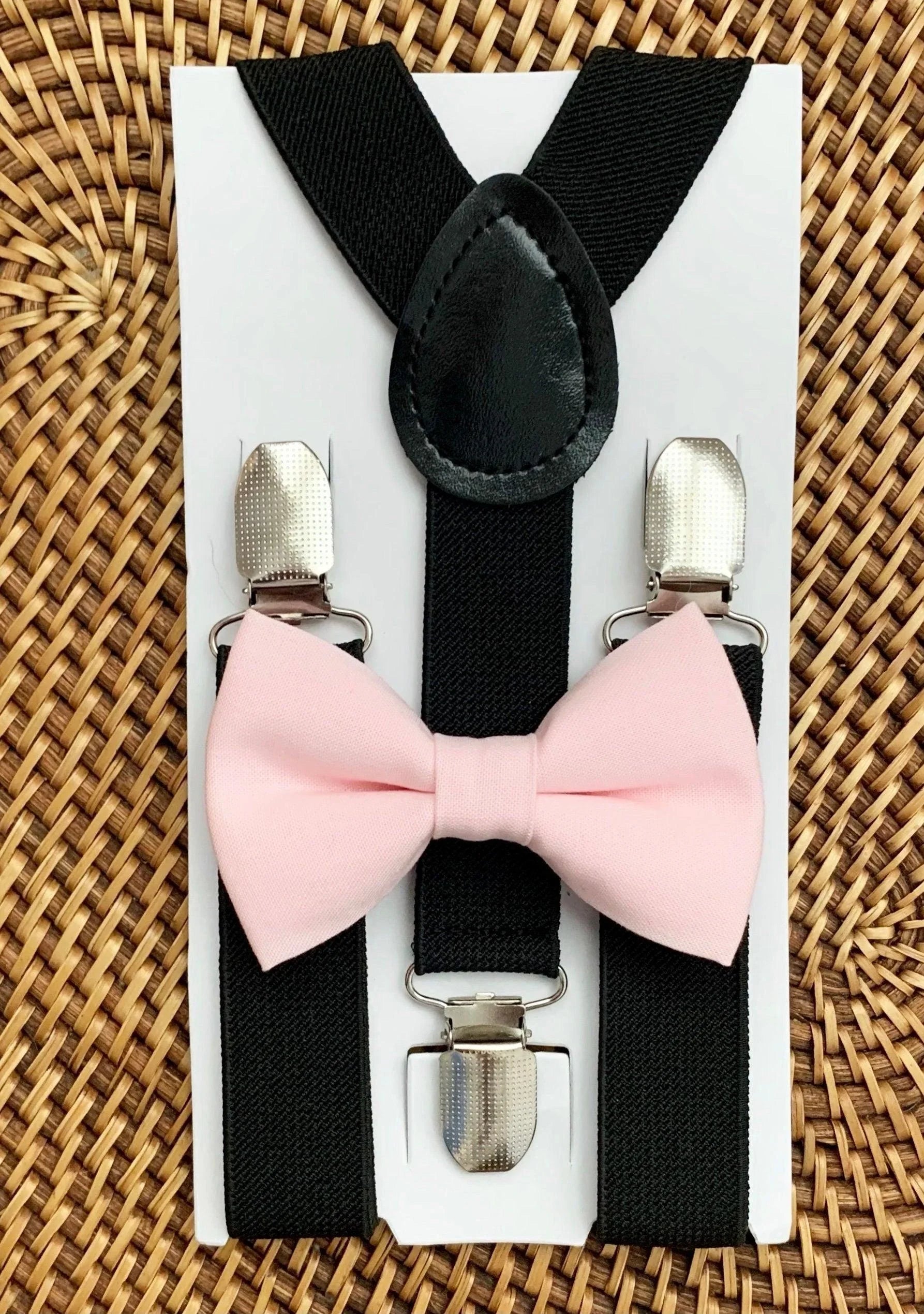 Size chart for suspender and bow tie sets from The Bold Bow Tie. Small (6mo-6yr): 18"-29" suspenders, 3.5" bow. Medium (7-12yr): 25.5"-40" suspenders, 4" bow. Adult (13yr-6ft tall): 25.5"-40" suspenders, 4.5" bow. Big & Tall (Over 6ft tall): 31"-53" suspenders, 4.5" bow. Instructions note to measure from the back waistband over the shoulder to the front waistband for a comfortable fit.