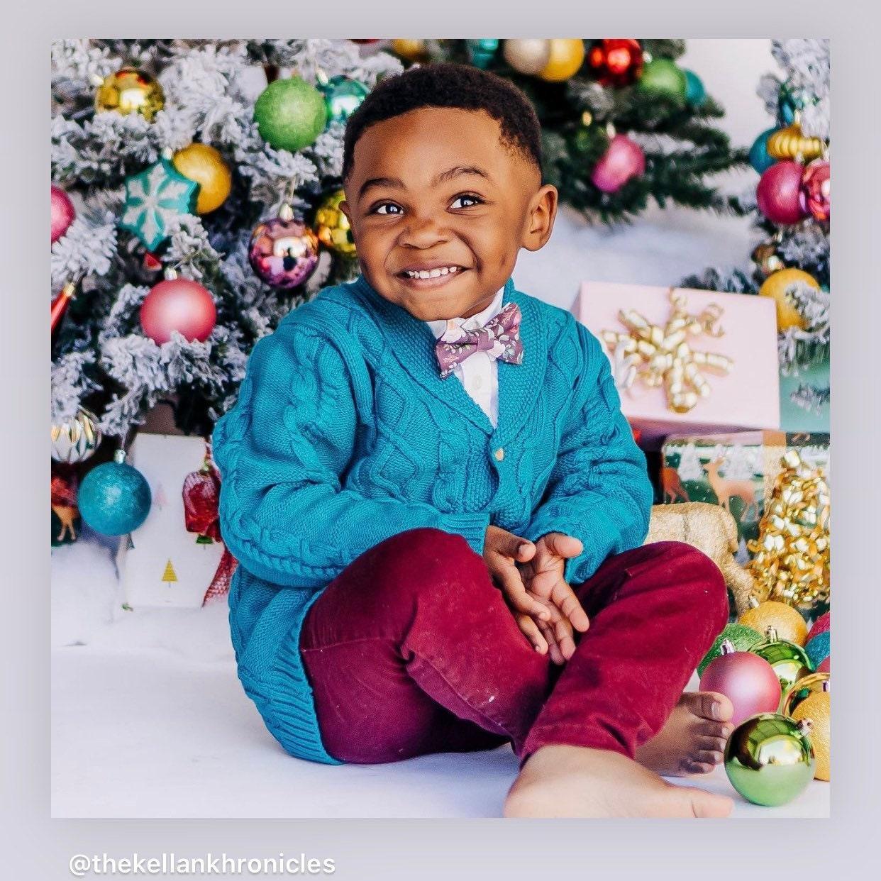 Size chart for suspender and bow tie sets from The Bold Bow Tie. Small (6mo-6yr): 18"-29" suspenders, 3.5" bow. Medium (7-12yr): 25.5"-40" suspenders, 4" bow. Adult (13yr-6ft tall): 25.5"-40" suspenders, 4.5" bow. Big & Tall (Over 6ft tall): 31"-53" suspenders, 4.5" bow. Instructions note to measure from the back waistband over the shoulder to the front waistband for a comfortable fit.