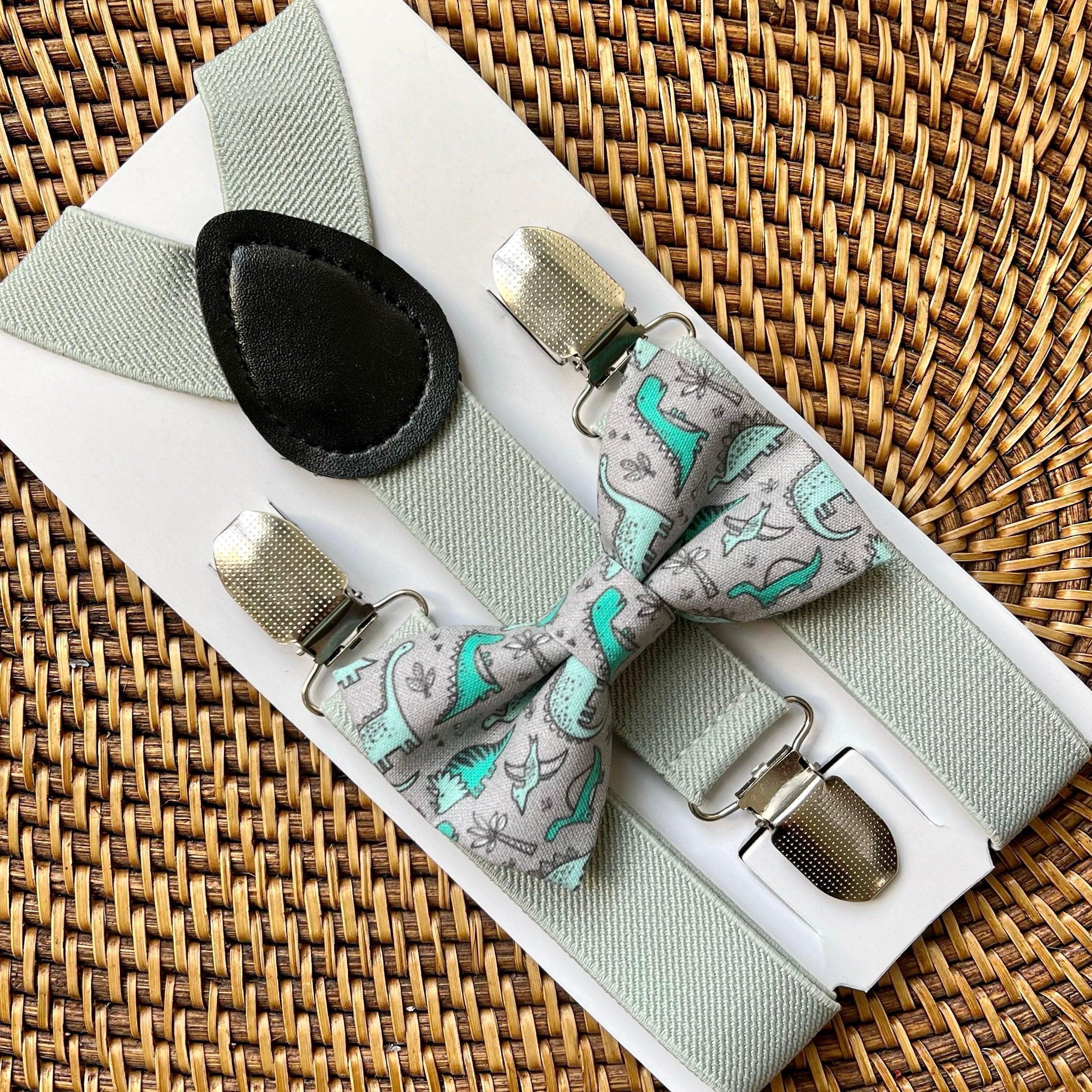 Size chart for suspender and bow tie sets from The Bold Bow Tie. Small (6mo-6yr): 18"-29" suspenders, 3.5" bow. Medium (7-12yr): 25.5"-40" suspenders, 4" bow. Adult (13yr-6ft tall): 25.5"-40" suspenders, 4.5" bow. Big & Tall (Over 6ft tall): 31"-53" suspenders, 4.5" bow. Instructions note to measure from the back waistband over the shoulder to the front waistband for a comfortable fit.