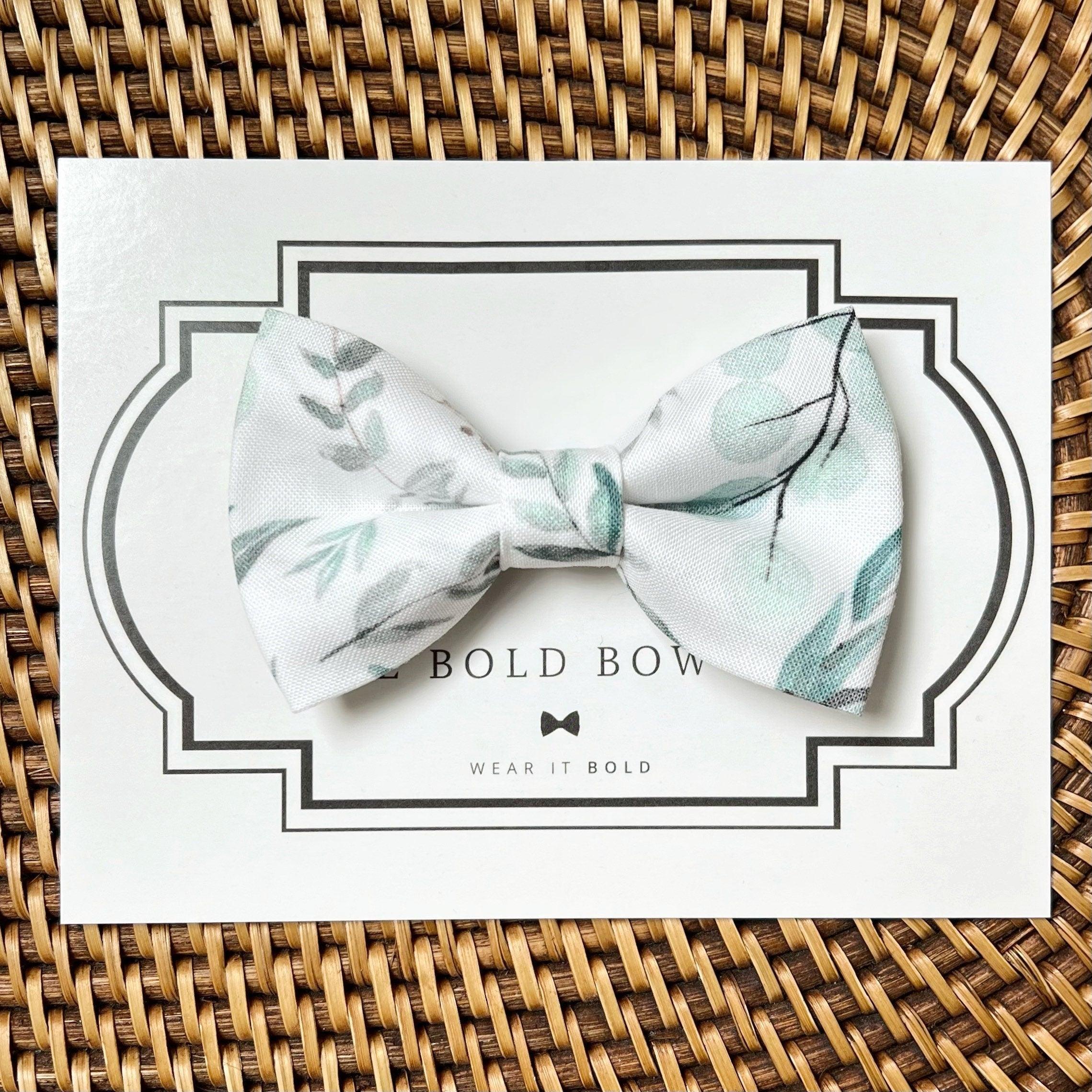 Dog bow tie size chart. Size Small is 3 1/2 inches wide for small dogs under 15 lbs. Size Medium is 4 inches wide for medium dogs between 15 band 40 lbs. Size Large is 4 1/2 inches wide for Large Dogs between 40 band 80 lbs. Size Extra Large is 5 1/2 inches wide for Extra Large Dogs over 80 lbs. Sizing is up to preference and pet bow ties slide on to dog collars with elastic.