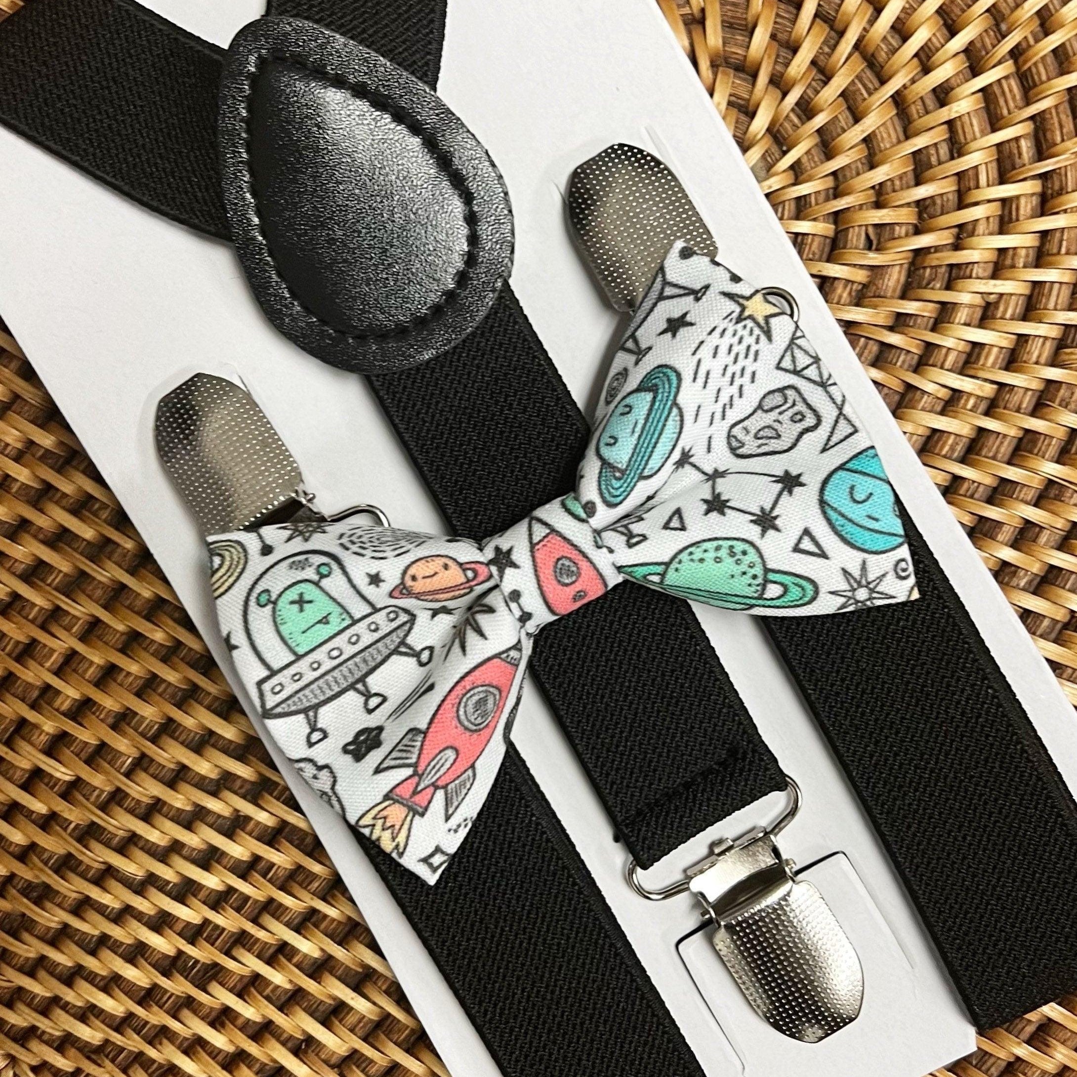 Size chart for suspender and bow tie sets from The Bold Bow Tie. Small (6mo-6yr): 18"-29" suspenders, 3.5" bow. Medium (7-12yr): 25.5"-40" suspenders, 4" bow. Adult (13yr-6ft tall): 25.5"-40" suspenders, 4.5" bow. Big & Tall (Over 6ft tall): 31"-53" suspenders, 4.5" bow. Instructions note to measure from the back waistband over the shoulder to the front waistband for a comfortable fit.