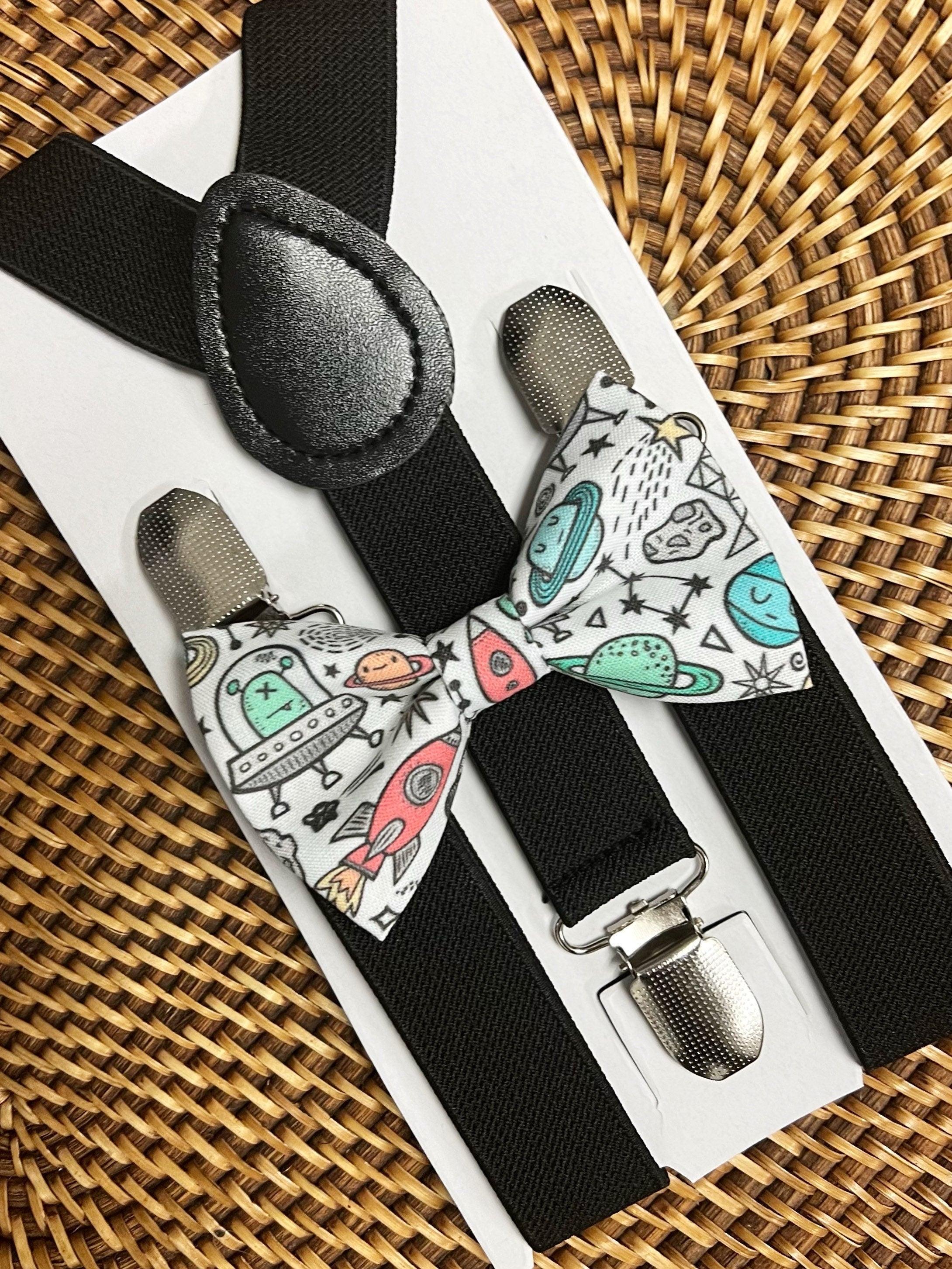 Size chart for suspender and bow tie sets from The Bold Bow Tie. Small (6mo-6yr): 18"-29" suspenders, 3.5" bow. Medium (7-12yr): 25.5"-40" suspenders, 4" bow. Adult (13yr-6ft tall): 25.5"-40" suspenders, 4.5" bow. Big & Tall (Over 6ft tall): 31"-53" suspenders, 4.5" bow. Instructions note to measure from the back waistband over the shoulder to the front waistband for a comfortable fit.