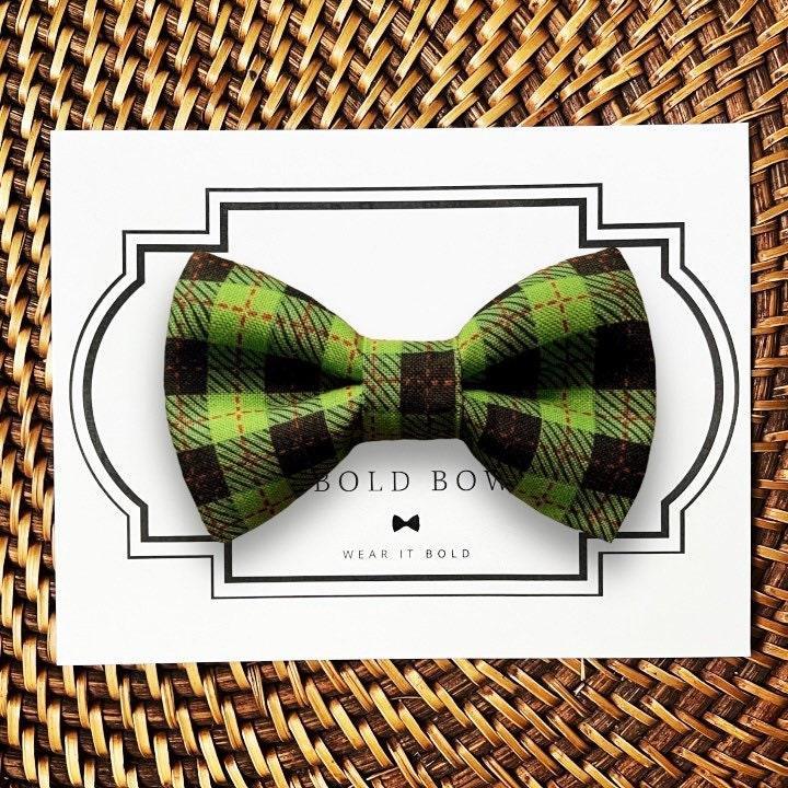 Dog bow tie size chart. Size Small is 3 1/2 inches wide for small dogs under 15 lbs. Size Medium is 4 inches wide for medium dogs between 15 band 40 lbs. Size Large is 4 1/2 inches wide for Large Dogs between 40 band 80 lbs. Size Extra Large is 5 1/2 inches wide for Extra Large Dogs over 80 lbs. Sizing is up to preference and pet bow ties slide on to dog collars with elastic.