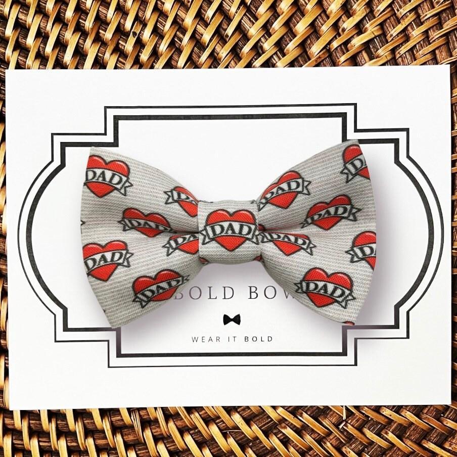Dog bow tie size chart. Size Small is 3 1/2 inches wide for small dogs under 15 lbs. Size Medium is 4 inches wide for medium dogs between 15 band 40 lbs. Size Large is 4 1/2 inches wide for Large Dogs between 40 band 80 lbs. Size Extra Large is 5 1/2 inches wide for Extra Large Dogs over 80 lbs. Sizing is up to preference and pet bow ties slide on to dog collars with elastic.