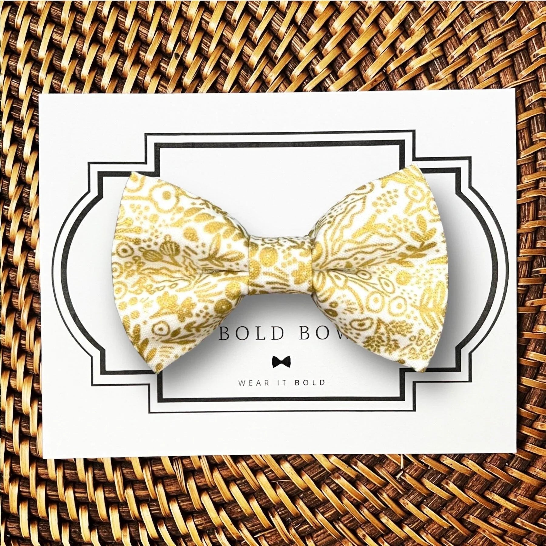 Dog bow tie size chart. Size Small is 3 1/2 inches wide for small dogs under 15 lbs. Size Medium is 4 inches wide for medium dogs between 15 band 40 lbs. Size Large is 4 1/2 inches wide for Large Dogs between 40 band 80 lbs. Size Extra Large is 5 1/2 inches wide for Extra Large Dogs over 80 lbs. Sizing is up to preference and pet bow ties slide on to dog collars with elastic.