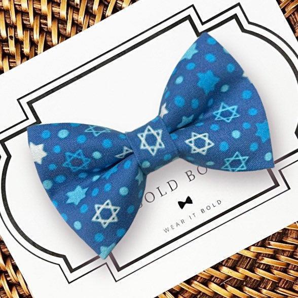 Dog bow tie size chart. Size Small is 3 1/2 inches wide for small dogs under 15 lbs. Size Medium is 4 inches wide for medium dogs between 15 band 40 lbs. Size Large is 4 1/2 inches wide for Large Dogs between 40 band 80 lbs. Size Extra Large is 5 1/2 inches wide for Extra Large Dogs over 80 lbs. Sizing is up to preference and pet bow ties slide on to dog collars with elastic.