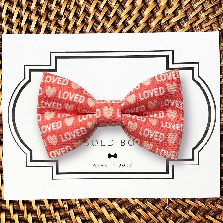 Dog bow tie size chart. Size Small is 3 1/2 inches wide for small dogs under 15 lbs. Size Medium is 4 inches wide for medium dogs between 15 band 40 lbs. Size Large is 4 1/2 inches wide for Large Dogs between 40 band 80 lbs. Size Extra Large is 5 1/2 inches wide for Extra Large Dogs over 80 lbs. Sizing is up to preference and pet bow ties slide on to dog collars with elastic.