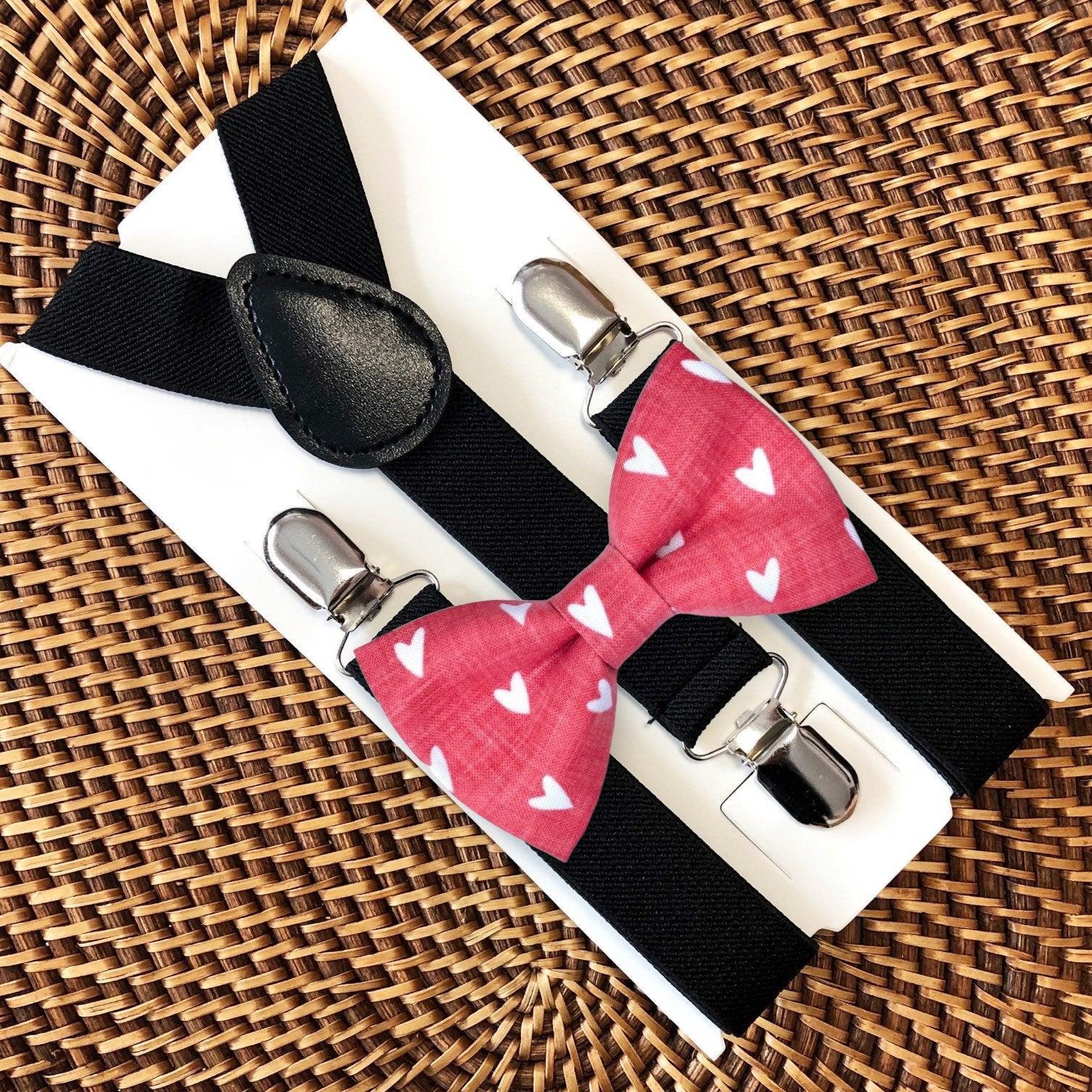The Bold Bow Tie size chart for bow tie and suspender sets showing Small, Medium, Adult, and Big & Tall sizes with typical age ranges, suspender lengths, and bow tie widths. Small fits ages 6 months–6 years with 18–29 inch suspenders and a 3.5 inch bow tie; Medium fits ages 7–12 years with 25.5–40 inch suspenders and a 4 inch bow tie; Adult fits ages 13 years–6 feet tall with 25.5–40 inch suspenders and a 4.5 inch bow tie; Big & Tall fits over 6 feet tall with 31–53 inch suspenders and a 4.5 inch bow tie.