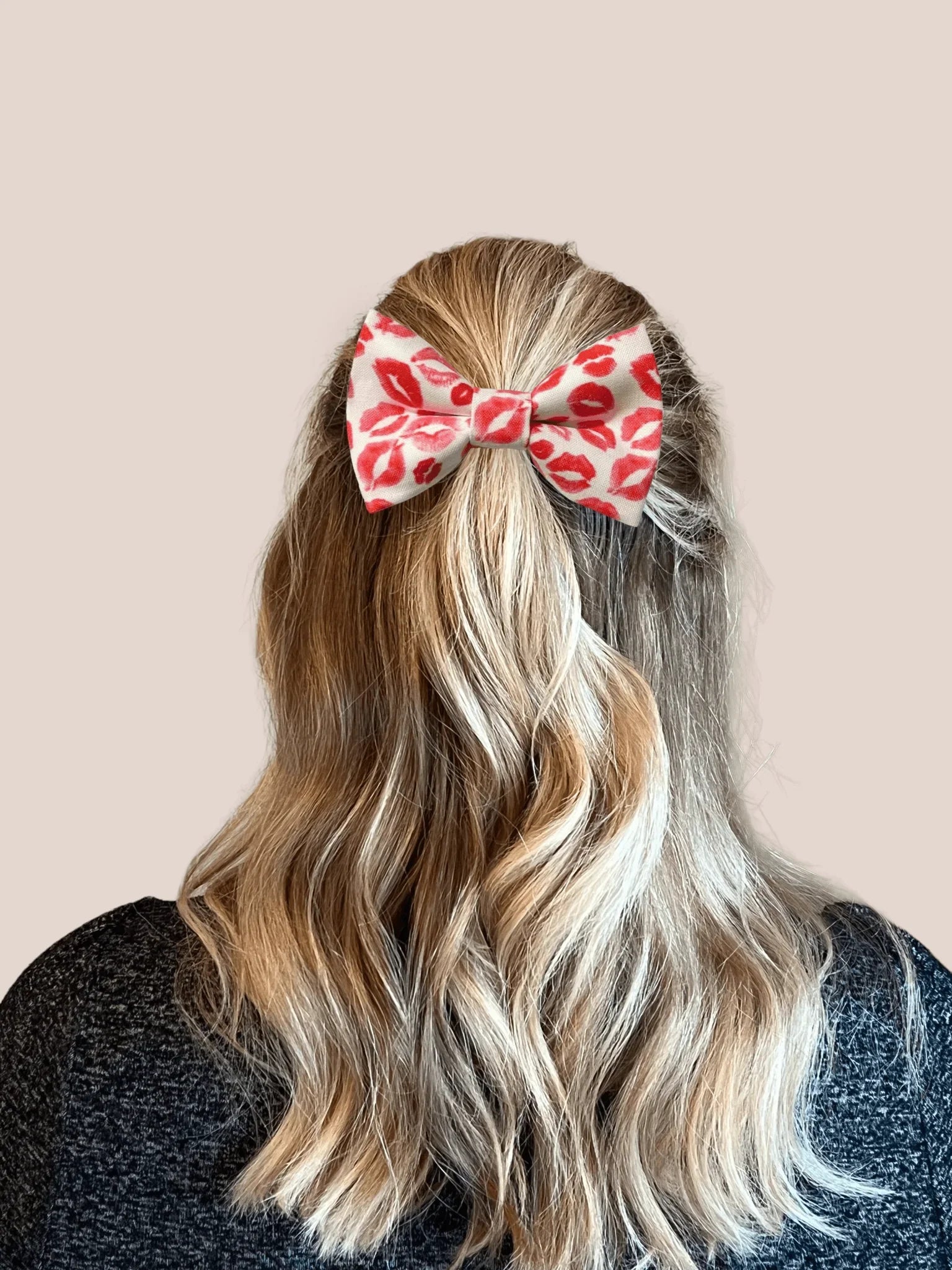 Bows in 3 sizes: Small is 3 1/2 inches wide, Medium is 4 1/2 inches wide and Large is 4 1/2 inches wide.