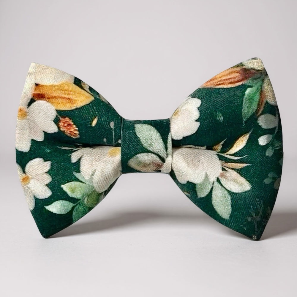 Size chart for hair bows from The Bold Bow Tie detailing dimensions across three sizes. Small is 3.5 inches wide. Medium is 4 inches wide. Large is 4.5 inches wide. Visual graphics illustrate the increasing scale of each bow with horizontal dotted arrows showing that the width is measured from side to side. Bottom text specifies that all hair bows come on alligator clips.