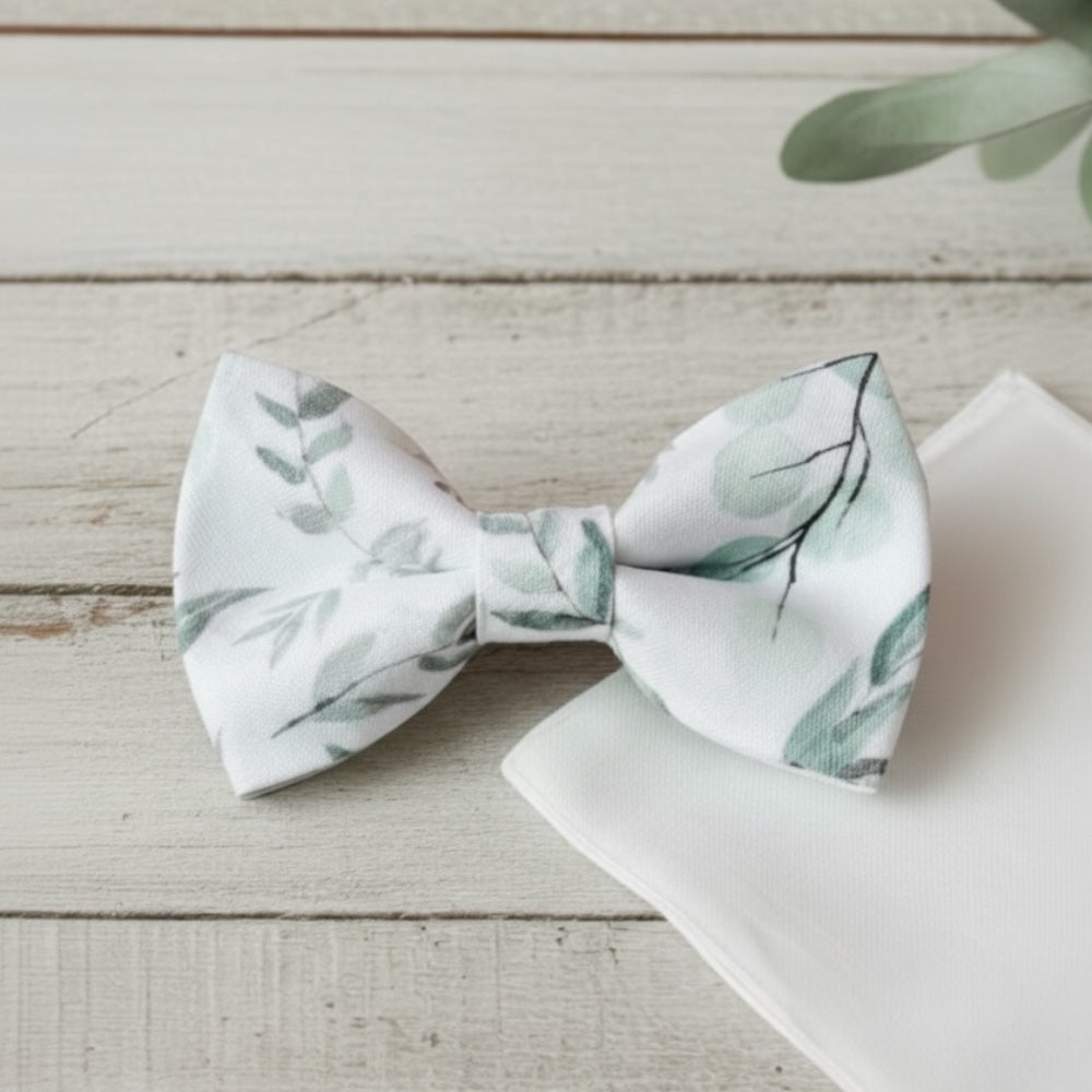 Size chart for hair bows from The Bold Bow Tie detailing dimensions across three sizes. Small is 3.5 inches wide. Medium is 4 inches wide. Large is 4.5 inches wide. Visual graphics illustrate the increasing scale of each bow with horizontal dotted arrows showing that the width is measured from side to side. Bottom text specifies that all hair bows come on alligator clips.